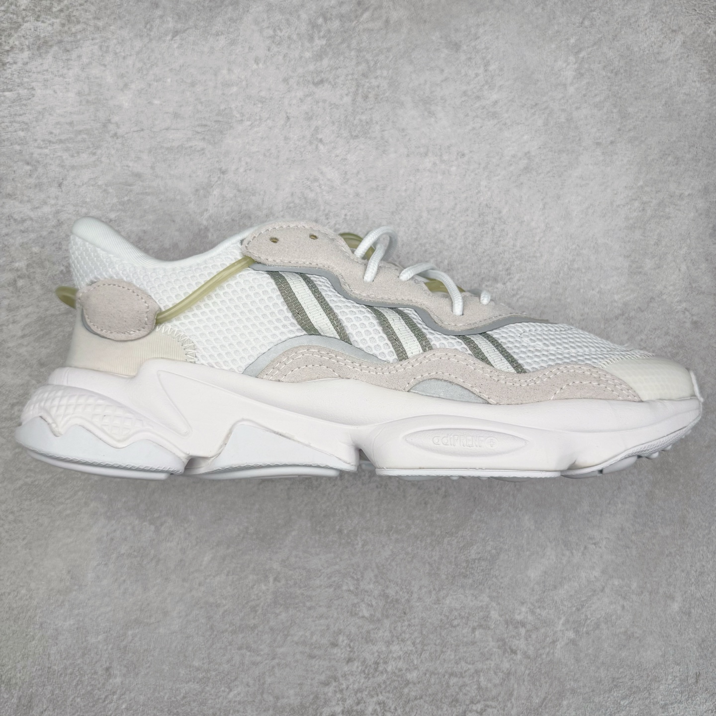 AD Originals OZWEEGO 简版椰子3M反光皮面水管复古老爹鞋 鞋面透气织物与出众皮革相互拼接 营造丰富层次 中底 adiPRENE+ 则提供穿着过程中的优良支撑 进一步提升舒适度 特别之处在于后跟半透明导管加持 个性又独特 最后辅以醒目色调营造强烈视觉反差 不凡的吸睛效果让人过目难忘 尺码：36 36.5 37 38 38.5 39 40 40.5 41 42 42.5 43 44 44.5 45-选品中心