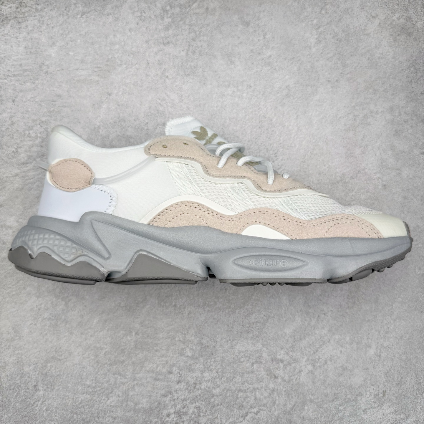 AD Originals OZWEEGO 简版椰子3M反光皮面水管复古老爹鞋 鞋面透气织物与出众皮革相互拼接 营造丰富层次 中底 adiPRENE+ 则提供穿着过程中的优良支撑 进一步提升舒适度 特别之处在于后跟半透明导管加持 个性又独特 最后辅以醒目色调营造强烈视觉反差 不凡的吸睛效果让人过目难忘 尺码：36 36.5 37 38 38.5 39 40 40.5 41 42 42.5 43 44 44.5 45-选品中心