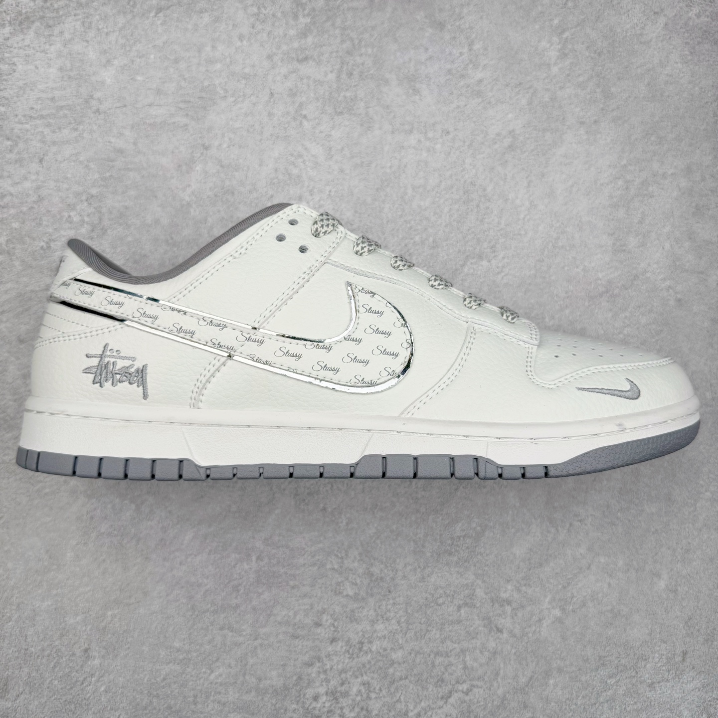 NK Dunk Low 定制配色 CS1688-103 大厂出品 极力推荐 原装头层材料 独家版型蒸餾加工帶來的是更好的视觉和脚感体验大厂纯原品质出货 清洁度 电绣工艺 皮料切割干净无任何毛边 细节完美 实拍调校N版已经零色差零失真 百分百还原实物色彩所见即所得 不存在货不对板色差等低级问题 选购参考实物拍摄 不混卖不参货 只用心做好货严格选品 承诺混一赔十 尺码：36 36.5 37.5 38 38.5 39 40 40.5 41 42 42.5 43 44 44.5 45-选品中心