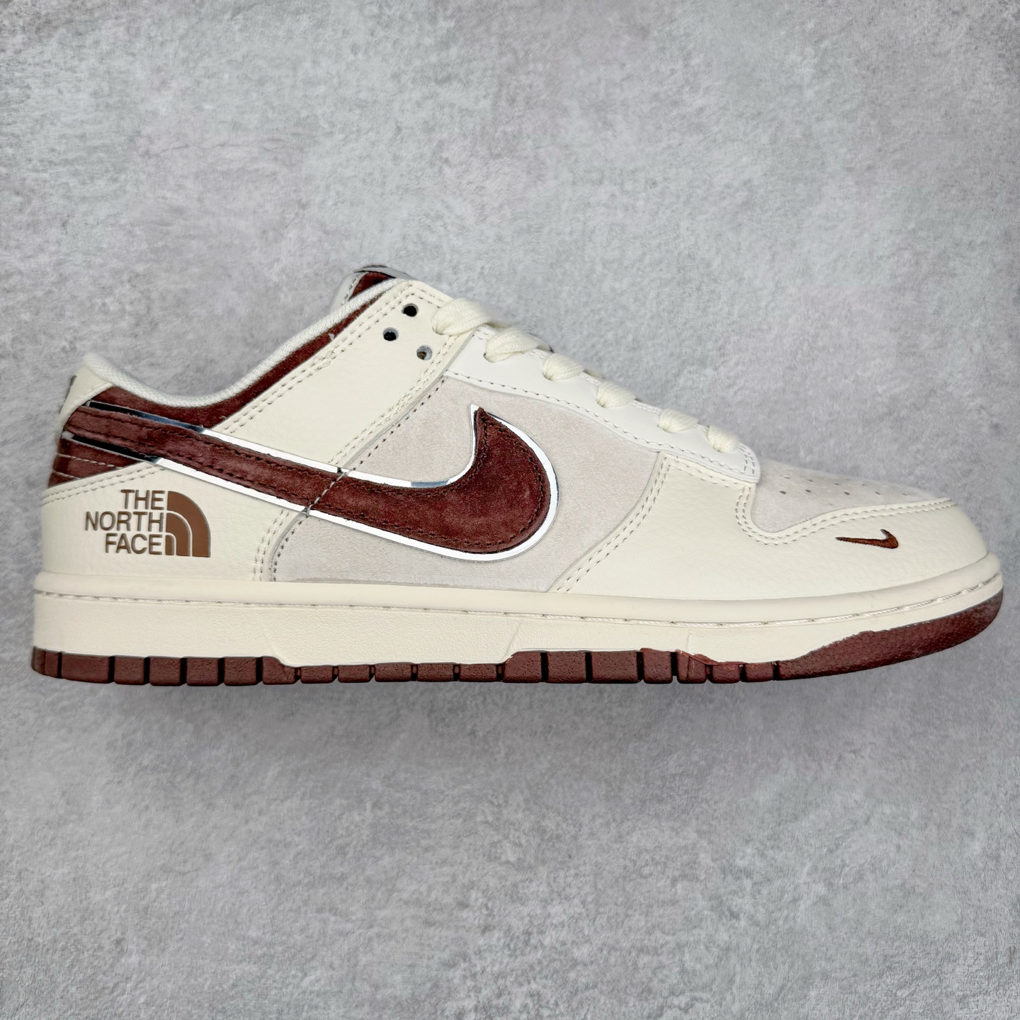 NK Dunk Low 定制配色 DQ1098-515 大厂出品 极力推荐 原装头层材料 独家版型蒸餾加工帶來的是更好的视觉和脚感体验大厂纯原品质出货 清洁度 电绣工艺 皮料切割干净无任何毛边 细节完美 实拍调校N版已经零色差零失真 百分百还原实物色彩所见即所得 不存在货不对板色差等低级问题 选购参考实物拍摄 不混卖不参货 只用心做好货严格选品 承诺混一赔十 尺码：36 36.5 37.5 38 38.5 39 40 40.5 41 42 42.5 43 44 44.5 45-选品中心