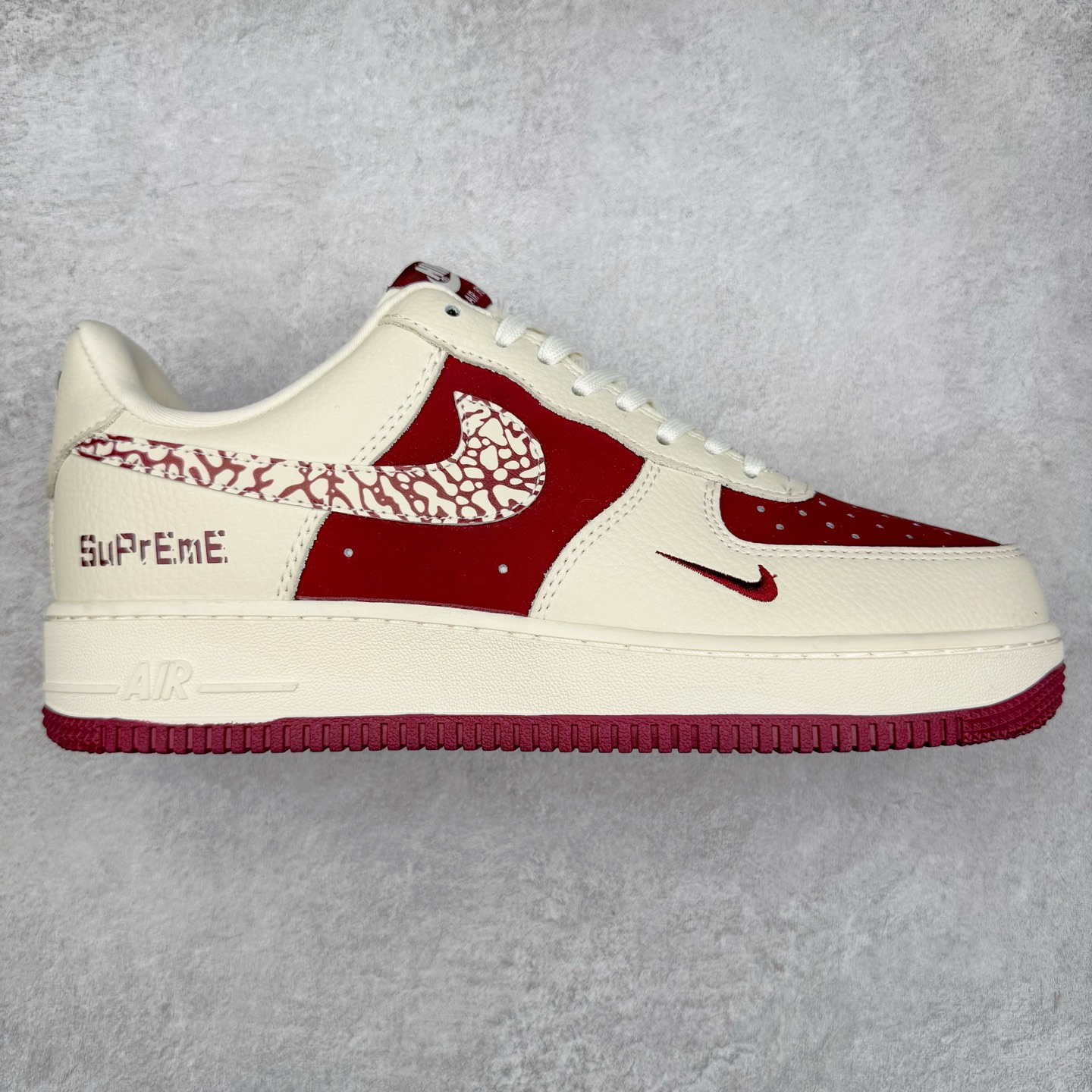 NK Air Force 1´07 Low 空军一号低帮百搭休闲运动板鞋 KK1988-070 柔软、弹性十足的缓震性能和出色的中底设计 横跨复古与现代的外型结合 造就出风靡全球 三十多年的Force 1 直到今天还深受青睐 实拍调校N版已经零色差零失真 百分百还原实物色彩所见即所得 不存在货不对板色差等低级问题 选购参考实物拍摄 不混卖不参货 只用心做好货严格选品 承诺混一赔十 尺码：36 36.5 37.5 38 38.5 39 40 40.5 41 42 42.5 43 44 44.5 45-选品中心