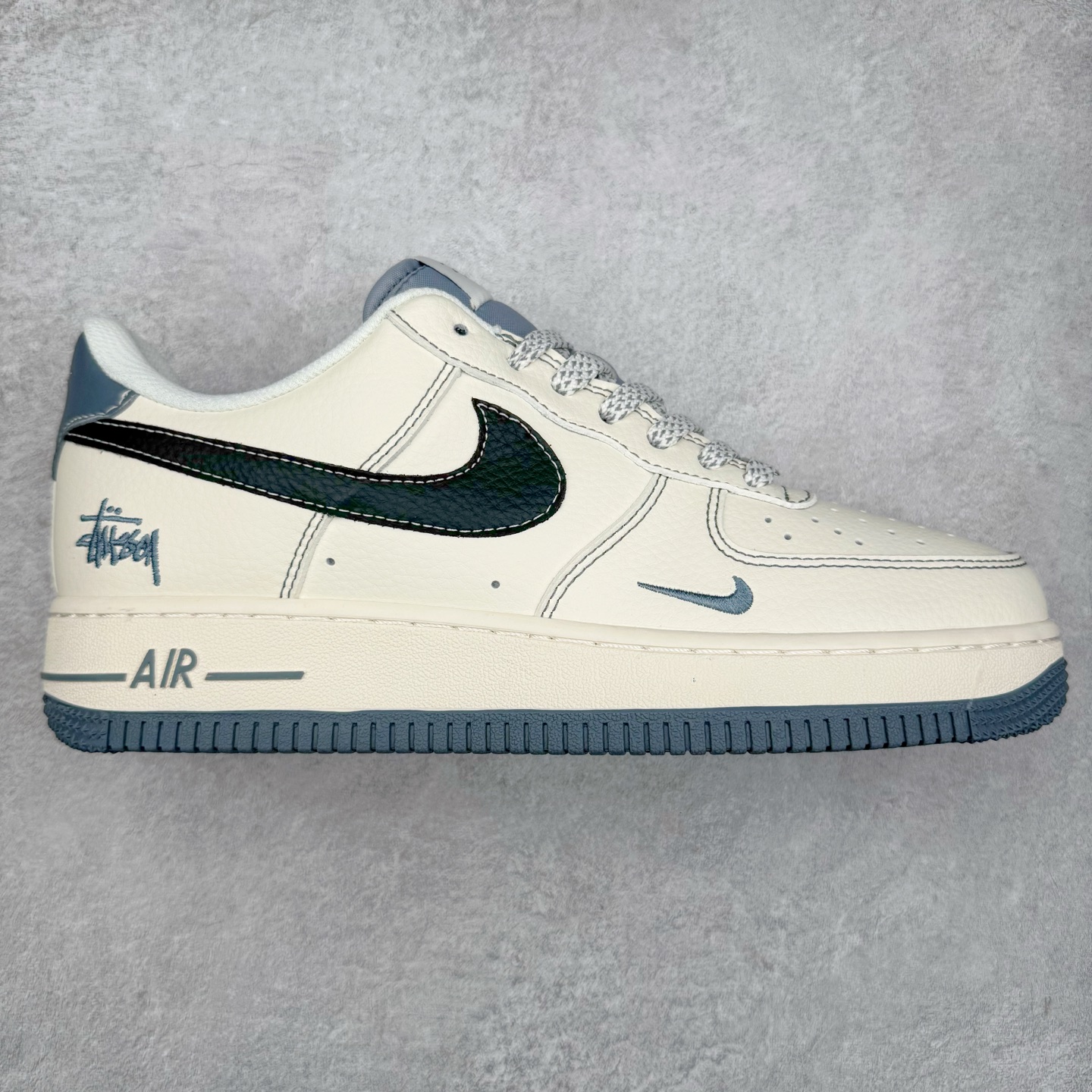 NK Air Force 1´07 Low 空军一号低帮百搭休闲运动板鞋 XZ6188-761 柔软、弹性十足的缓震性能和出色的中底设计 横跨复古与现代的外型结合 造就出风靡全球 三十多年的Force 1 直到今天还深受青睐 实拍调校N版已经零色差零失真 百分百还原实物色彩所见即所得 不存在货不对板色差等低级问题 选购参考实物拍摄 不混卖不参货 只用心做好货严格选品 承诺混一赔十 尺码：36 36.5 37.5 38 38.5 39 40 40.5 41 42 42.5 43 44 44.5 45-选品中心