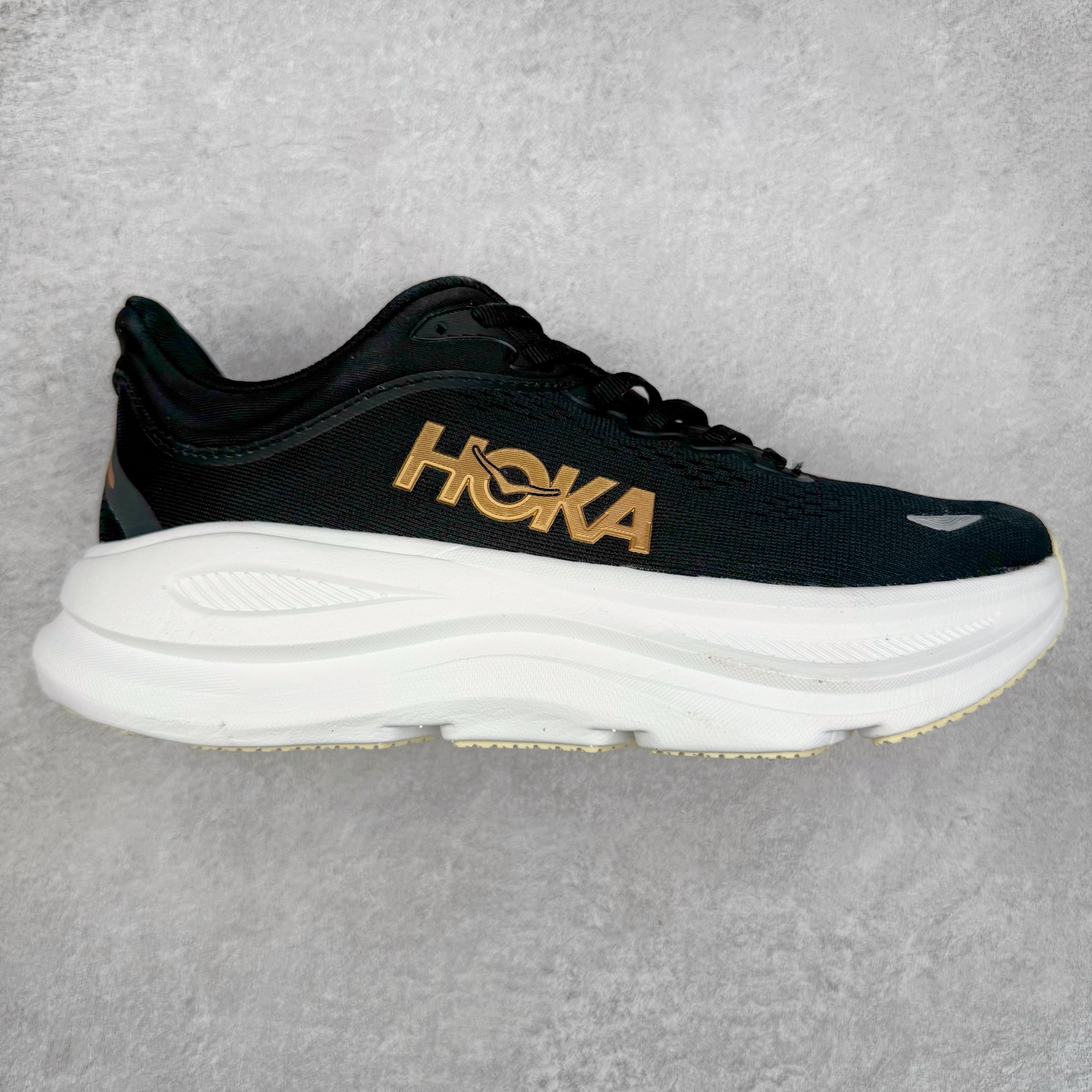 HOKA ONE ONE Bondi 9 WIDE 邦迪九代舒适防滑耐磨低帮休闲跑步鞋 HOKA ONE ONE是来自美国的跑步鞋知名品牌，创立于2009年，始终致力于为所有跑者提供更新、更好的跑步装备。相比常规跑鞋，HOKA ONE ONE特别研发使用性能独特的几何形跑鞋中底，此种鞋底更厚、更高、回弹性也更好，除了卓越的缓冲性能，它还能內各种阶段的跑者带来更具动感、更加稳定的跑步体验。HOKAONE ONE从设计之初就清楚意识到，要保证跑者步幅的均匀一致，双脚自然而然的运动至关重要。尺码：36 36.5 37.5 38 38.5 39 40 40.5 41 42 42.5 43 44 44.5 45-选品中心