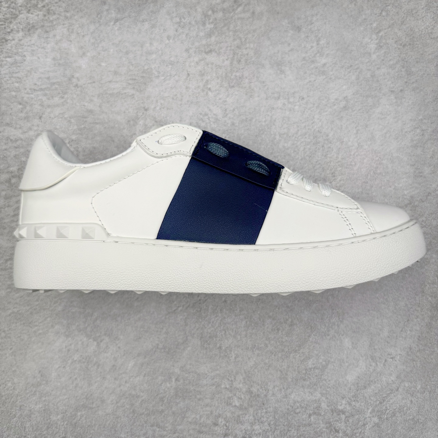 #纯原级别 Valentino 华伦天奴休闲铆钉小白鞋2024最新款时尚运动板鞋 走秀情侣爆款 杨洋 关晓彤等众多明星同款 软羊皮低帮运动鞋 经典百搭款 Rockstud untitled时尚板鞋 绗缝格纹与铆钉 打造瞩目朋克风格 考究皮质构塑和简洁轮廓 流畅的线条奠定酷感基调 装饰金属质感橡胶效果 背面与鞋舌装饰 穿出了不一样的随性和时髦 阿那亚大秀可谓是刷爆了时尚圈 鞋面全油边 面料：定制牛皮+独家开模TPU大底 全套包装 尺码：35 36 37 38 39 40 41 42 43 44-选品中心