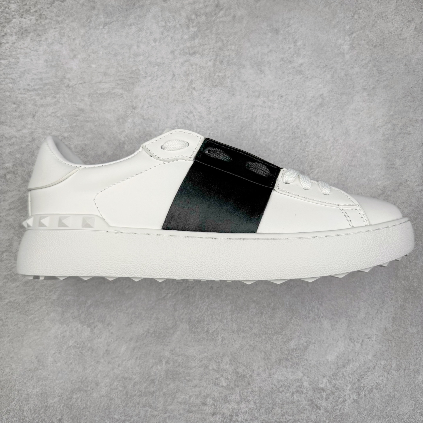 #纯原级别 Valentino 华伦天奴休闲铆钉小白鞋2024最新款时尚运动板鞋 走秀情侣爆款 杨洋 关晓彤等众多明星同款 软羊皮低帮运动鞋 经典百搭款 Rockstud untitled时尚板鞋 绗缝格纹与铆钉 打造瞩目朋克风格 考究皮质构塑和简洁轮廓 流畅的线条奠定酷感基调 装饰金属质感橡胶效果 背面与鞋舌装饰 穿出了不一样的随性和时髦 阿那亚大秀可谓是刷爆了时尚圈 鞋面全油边 面料：定制牛皮+独家开模TPU大底 全套包装 尺码：35 36 37 38 39 40 41 42 43 44-选品中心