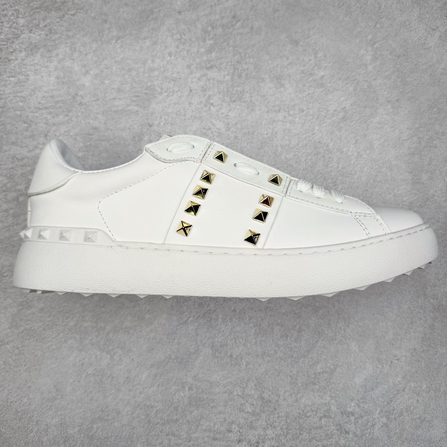 #纯原级别 Valentino 华伦天奴休闲铆钉小白鞋2024最新款时尚运动板鞋 走秀情侣爆款 杨洋 关晓彤等众多明星同款 软羊皮低帮运动鞋 经典百搭款 Rockstud untitled时尚板鞋 绗缝格纹与铆钉 打造瞩目朋克风格 考究皮质构塑和简洁轮廓 流畅的线条奠定酷感基调 装饰金属质感橡胶效果 背面与鞋舌装饰 穿出了不一样的随性和时髦 阿那亚大秀可谓是刷爆了时尚圈 鞋面全油边 面料：定制牛皮+独家开模TPU大底 全套包装 尺码：35 36 37 38 39 40 41 42 43 44-选品中心