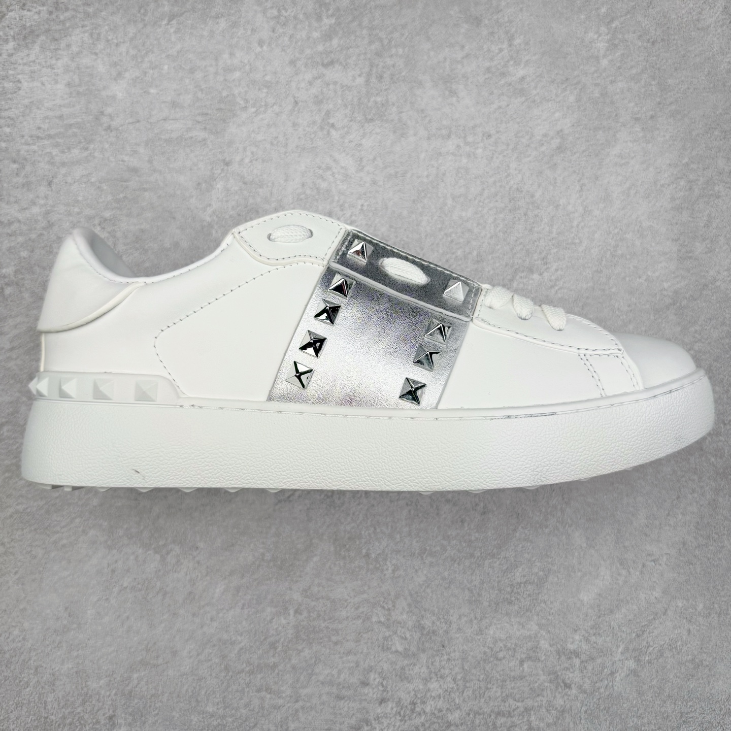 #纯原级别 Valentino 华伦天奴休闲铆钉小白鞋2024最新款时尚运动板鞋 走秀情侣爆款 杨洋 关晓彤等众多明星同款 软羊皮低帮运动鞋 经典百搭款 Rockstud untitled时尚板鞋 绗缝格纹与铆钉 打造瞩目朋克风格 考究皮质构塑和简洁轮廓 流畅的线条奠定酷感基调 装饰金属质感橡胶效果 背面与鞋舌装饰 穿出了不一样的随性和时髦 阿那亚大秀可谓是刷爆了时尚圈 鞋面全油边 面料：定制牛皮+独家开模TPU大底 全套包装 尺码：35 36 37 38 39 40 41 42 43 44-选品中心