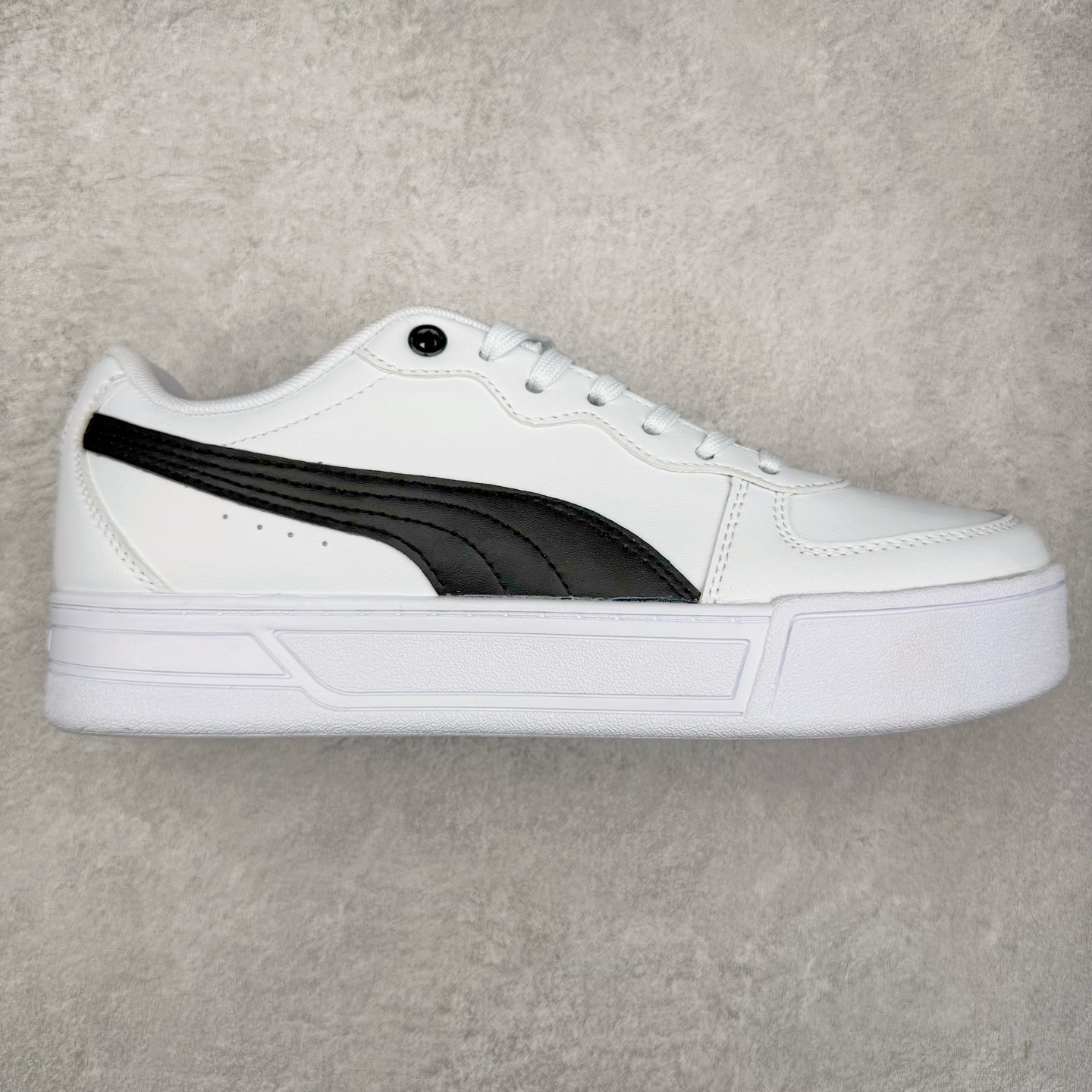 PUMA Skye 彪马皮革街头风防滑低帮板鞋 实拍调校N版已经零色差零失真 百分百还原实物色彩所见即所得 不存在货不对板色差等低级问题 选购参考实物拍摄 不混卖不参货 只用心做好货严格选品 承诺混一赔十 尺码:36 36.5 37.5 38 38.5 39 40 40.5 41 42 42.5 43 44 44.5 45-选品中心