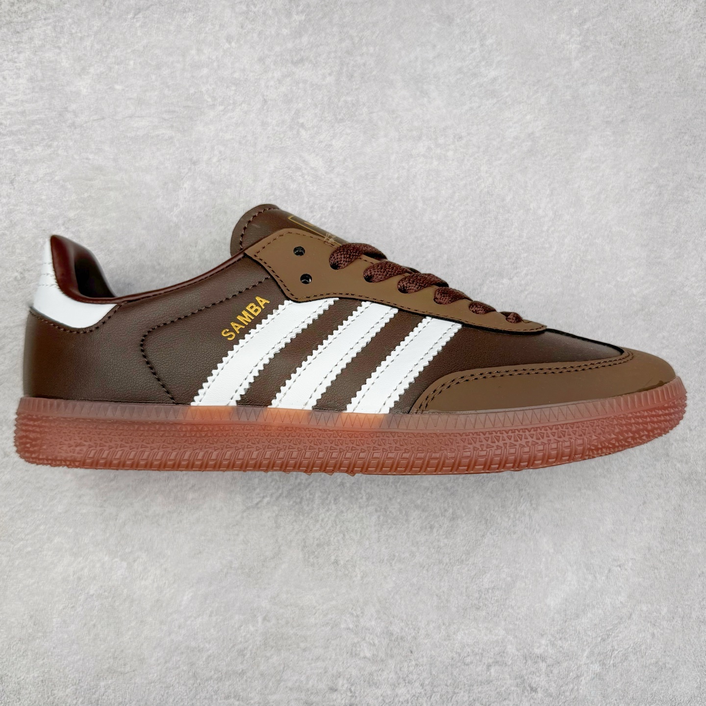 AD Original Samba OG 复古经典轻便板鞋 IE6522 这款桑巴鞋展示了高质量的工艺 带有装饰的超锁缝制和无缝的手感 柔软、柔软的皮革造型和标志性的3条纹完成了精致的外观 正规合身鞋带 鞋面上有绒面鞋垫 橡胶鞋底 享受正畸套筒软感 自50年代首次亮相以来就一直在赢得粉丝的青睐 尺码：36 36.5 37.5 38 38.5 39 40 40.5 41 42 42.5 43 44 44.5 45-选品中心