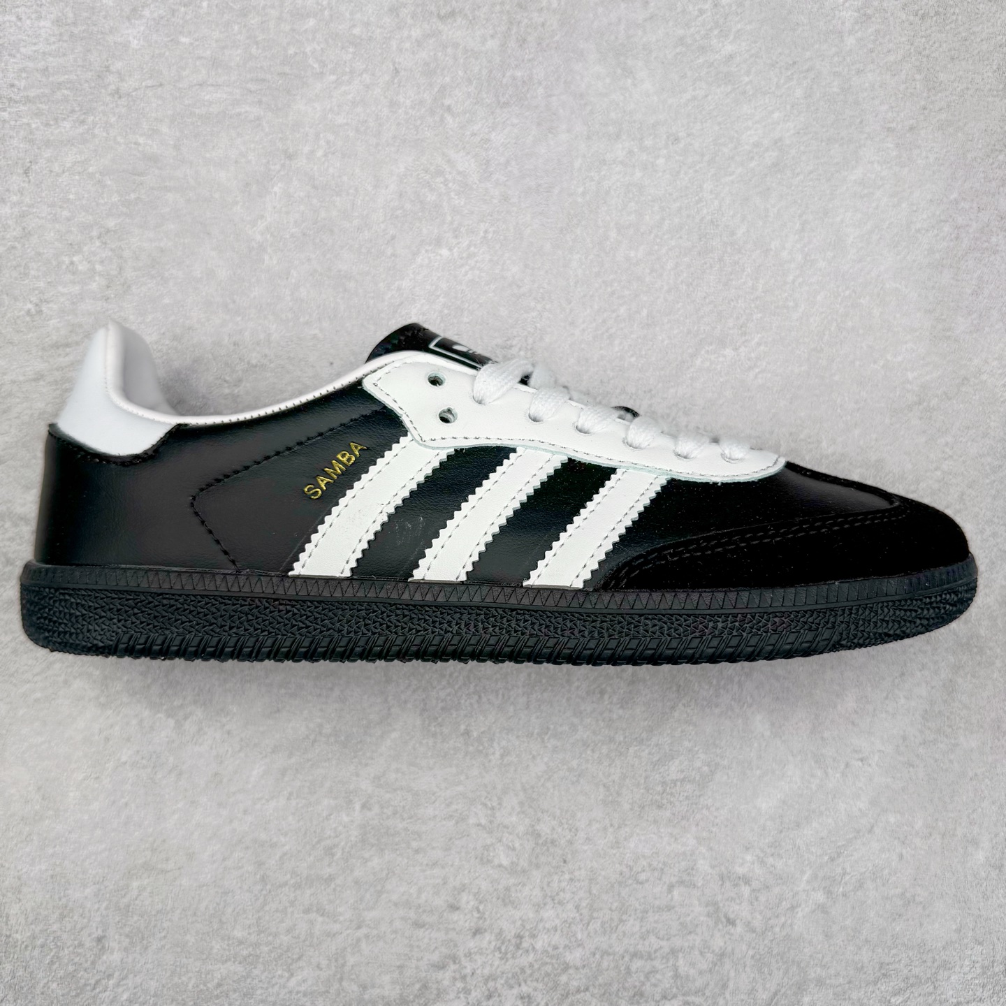 AD Original Samba OG 复古经典轻便板鞋 JP5282 这款桑巴鞋展示了高质量的工艺 带有装饰的超锁缝制和无缝的手感 柔软、柔软的皮革造型和标志性的3条纹完成了精致的外观 正规合身鞋带 鞋面上有绒面鞋垫 橡胶鞋底 享受正畸套筒软感 自50年代首次亮相以来就一直在赢得粉丝的青睐 尺码：36 36.5 37.5 38 38.5 39 40 40.5 41 42 42.5 43 44 44.5 45-选品中心