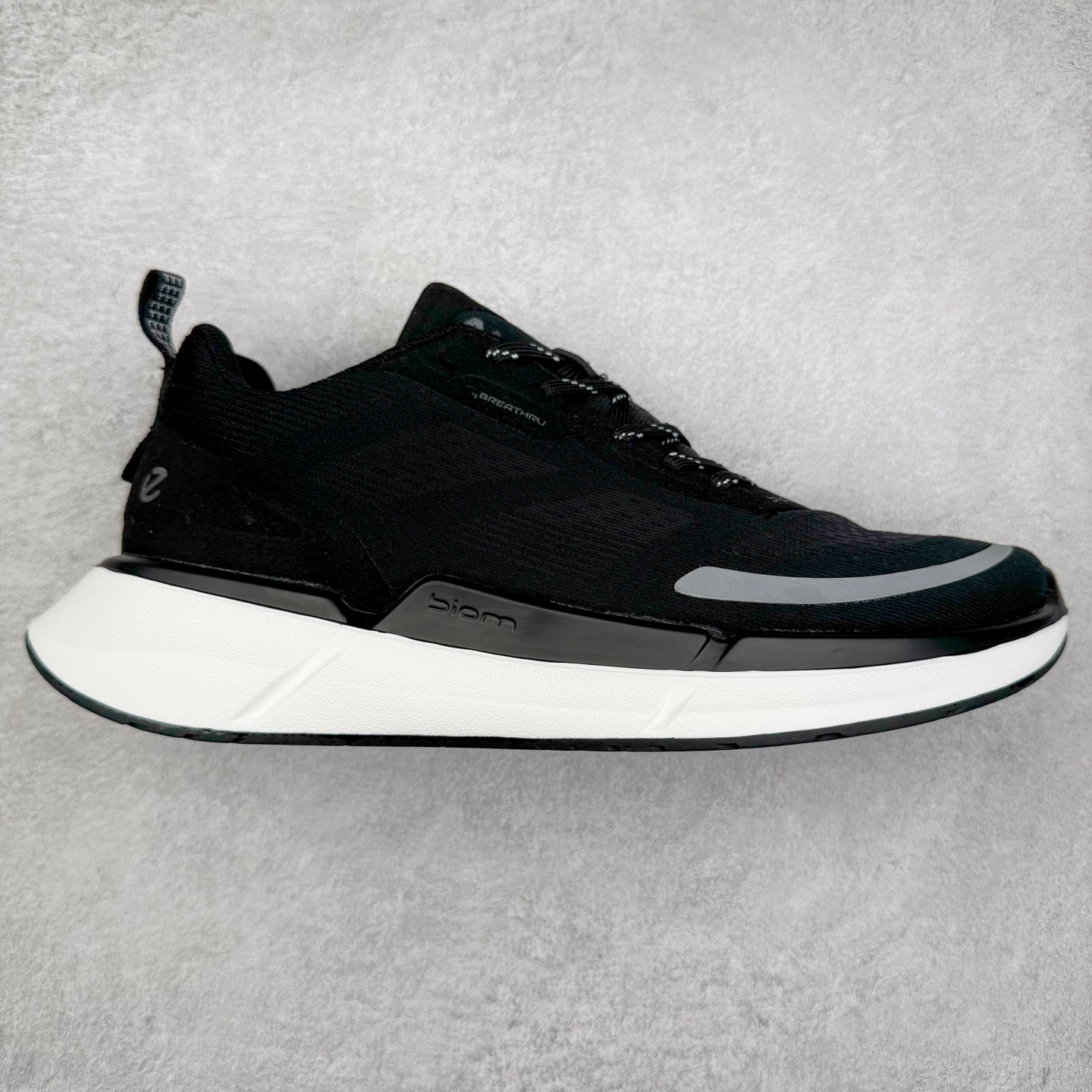 Ecco爱步男鞋新款运动鞋 跑鞋厚底增高老爹鞋 驱动系列全新款式 拼色拼接鞋面 时尚有型 牛皮与纺织品拼接 脚感舒适 出街有型 贴心套脚系带设计 舒适包裹双足 柔软细腻，亲肤透气 以摩托车粗犷胎纹为灵感 PU大底提供牵引性和支撑性 耐磨防滑提升稳定性 轻盈鞋底 舒适耐穿 户外出行 肆意洒脱 尺码：38 39 40 41 42 43 44（皮鞋码）-选品中心