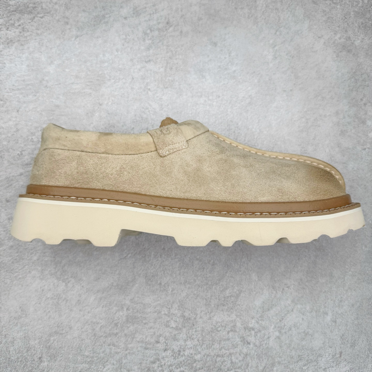 ＃SP原厂 UGG 6913 Tasman Lug 绒面革圆头轻盈低帮生活休闲鞋 全鞋采用ZP同厂 隆丰A级澳洲进口羊皮毛一体 品牌代工厂生产线 完全遵循ZP工艺流程 代工厂原厂版师 秉承无原鞋不开发选择 注重每一处细节 市面最正版型 TREADLITE\\\”轻翼\\\”科技外底 轻便/耐用/柔韧/桩型【售后郑重承诺】一个月内若出现重大脱胶/断底等质量问题 直接为您换新！尺码：40 41 42 43 44-选品中心