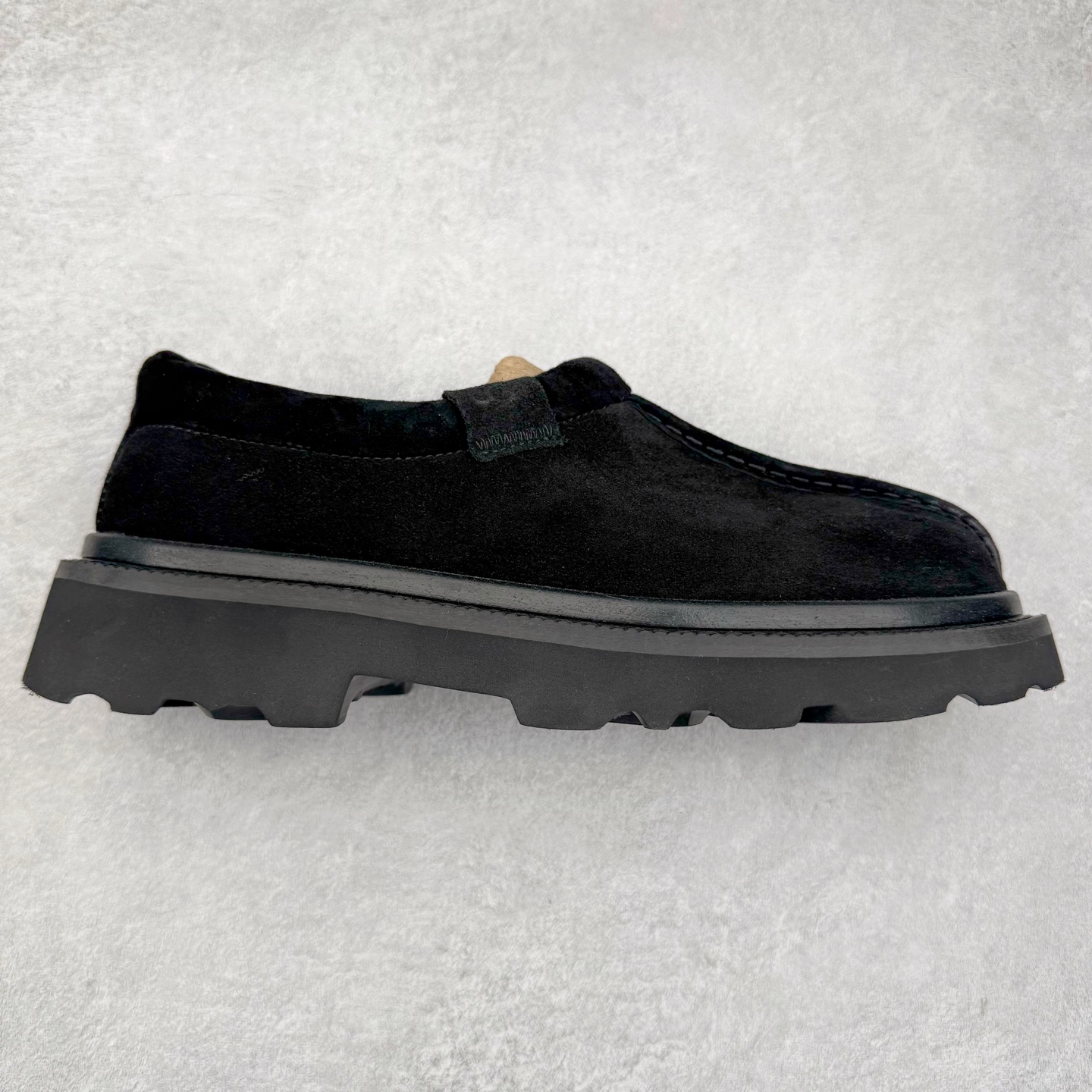 ＃SP原厂 UGG 6913 Tasman Lug 绒面革圆头轻盈低帮生活休闲鞋 全鞋采用ZP同厂 隆丰A级澳洲进口羊皮毛一体 品牌代工厂生产线 完全遵循ZP工艺流程 代工厂原厂版师 秉承无原鞋不开发选择 注重每一处细节 市面最正版型 TREADLITE\\\”轻翼\\\”科技外底 轻便/耐用/柔韧/桩型【售后郑重承诺】一个月内若出现重大脱胶/断底等质量问题 直接为您换新！尺码：40 41 42 43 44-选品中心