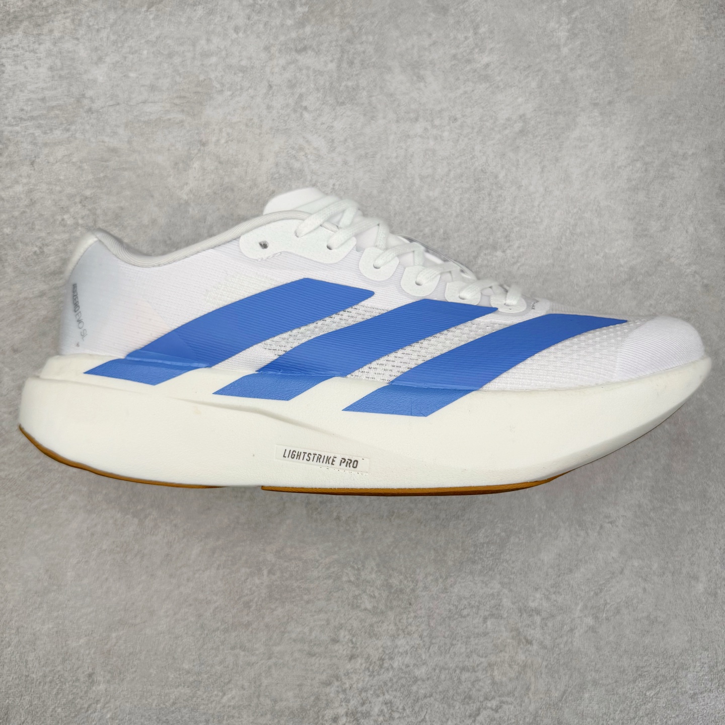 AD Adizero Eva SL M 零度进化版系列低帮轻便透气竞速休闲运动慢跑鞋 JS4454 相信大家对去年 adidas 横空出世的「顶级超跑」adiZero Adios Pro EVO 1 记忆犹新！不仅登顶阿迪史上最轻跑鞋宝座，更在接下来的全球马拉松赛事中，持续书写着惊人成绩，被网友戏称新一代「阿迪神鞋」全网刷屏！极简设计语言与强烈速度感和存在感的鞋侧三线，让人过目不忘，特别种草！其中定位于中长跑训练的 adidas Adizero Evo SL，整体外观造型与 adiZero Adios Pro EVO 1 非常相似。中底配置方面搭载全掌 Lightstrike Pro，鞋面采用透气网面示人，契合日常训练鞋的定位，更加耐用。外底给到了马牌橡胶，及类似上代竞速旗舰 adidas Adizero Adios Pro 3 区域分布。整体看下来无论是外观的鲜明辨识度，还是配置的扎实程度都很顶。尺码：36 36⅔ 37⅓ 38 38⅔ 39⅓ 40 40⅔ 41⅓ 42 42⅔ 43⅓ 44 45-选品中心