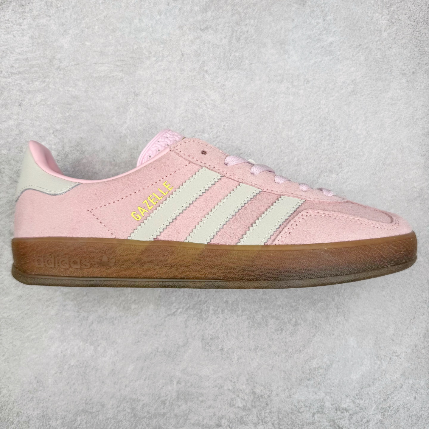 AD Gazelle Indoor Trainers 羚羊内训系列低帮复古百搭休闲运动德训风板鞋 JI2716 90年代经典的复刻版！自60年代以足球训练鞋面世以来,Gazelle就以其经典设计席卷全球。1991年版本的复刻,再造经典Gazelle。采用皮革打造,搭配浊色细节,让这款经典更加简约。尺码：36 36⅔ 37⅓ 38 38⅔ 39⅓ 40 40⅔ 41⅓ 42 42⅔ 43⅓ 44⅓ 44⅔ 45-选品中心