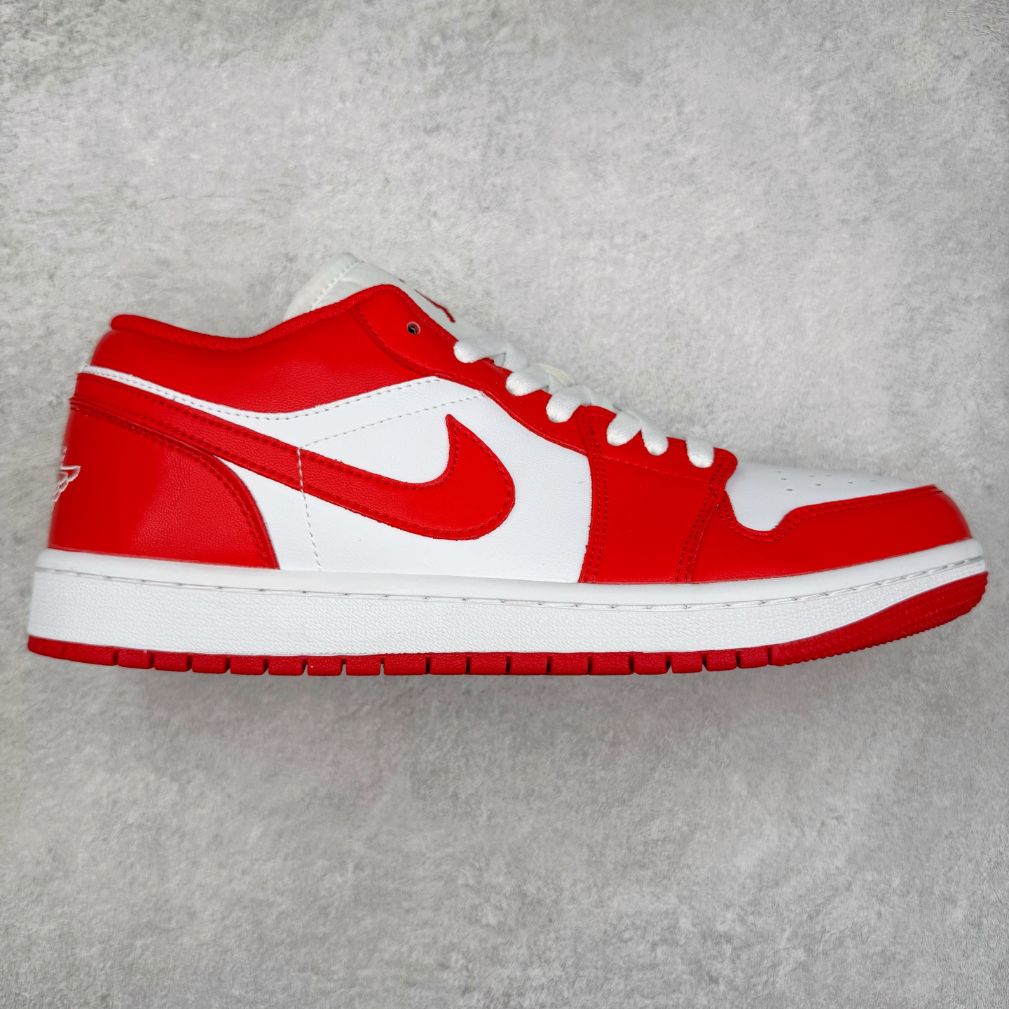 ＃K版 Air Jordan AJ1 Low 低帮 红白 553558-166 全新流水线出品 DT版本唯一平替选择 市场第二梯队最强版 全部原鞋开发 原楦原纸板开发 全鞋电脑针车 原厂内置全掌气垫 原盒内在原标 唯一Zp原版鞋带绑法 免检产品 全新2022版型 全头层皮料 完美零毛边处理 原厂配置全掌气垫 价格定位良心 几十个配色陆续出货 实拍调校N版已经零色差零失真 百分百还原实物色彩所见即所得 不存在货不对板色差等低级问题 选购参考实物拍摄 不混卖不参货 只用心做好货严格选品 承诺混一赔十 尺码：36 36.5 37.5 38 38.5 39 40 40.5 41 42 42.5 43 44 44.5 45-选品中心