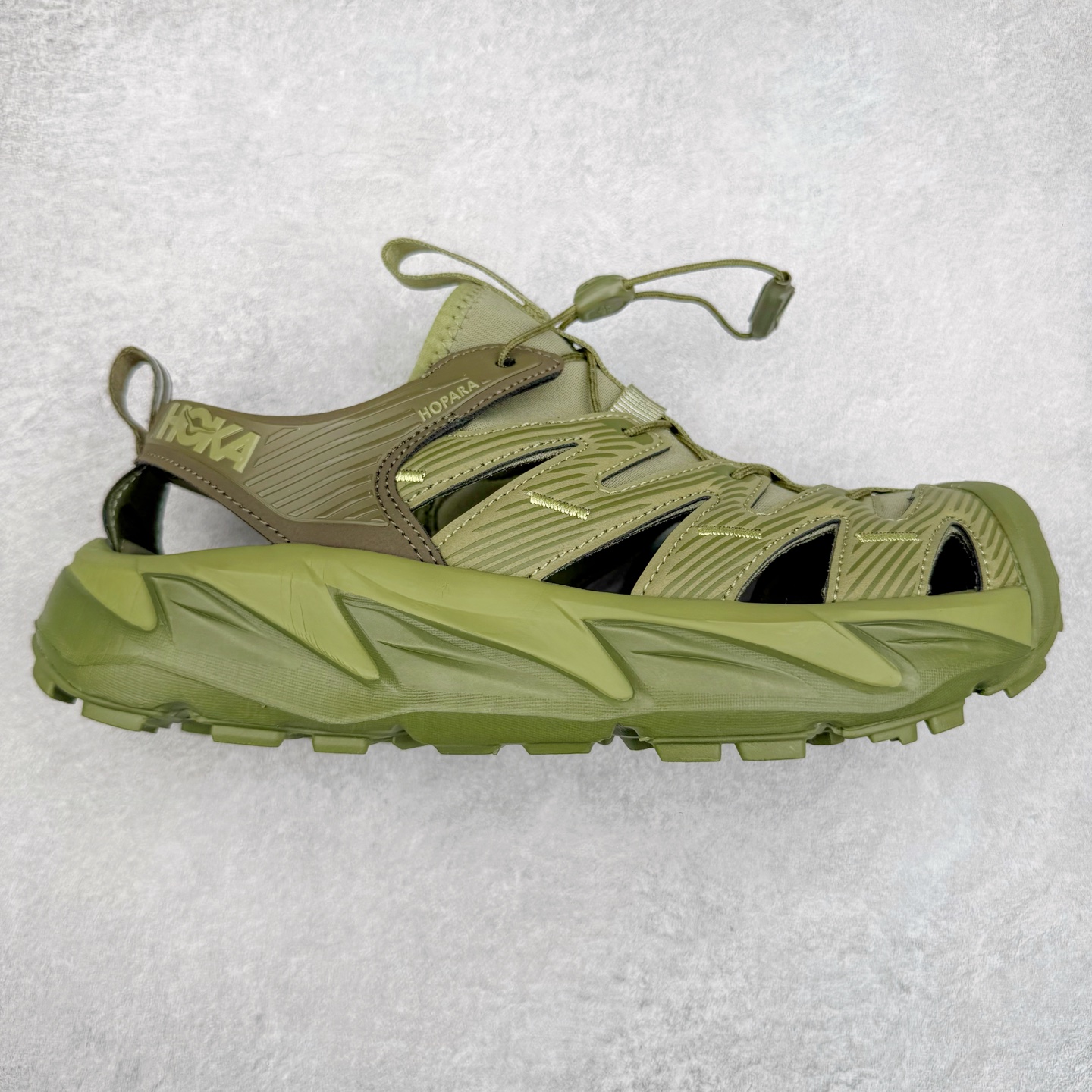 ＃HK纯原 HOKA One One Hopara Sandals 霍帕拉系列水路两用溯溪涉水休闲户外露营凉鞋 作为先锋品牌的 HOKA ONE ONE总是以独特的方式 HOPA RA是一款溯溪鞋 又名排水鞋 可长期用于涉水和溯溪 保护脚底和脚趾的安全和舒适 鞋面材料速干 透气 耐磨 鞋底防滑 耐磨 抓地能力强 出于安全考虑 设计要求较高 涉水溯溪过程中 水 泥沙 可以直接从鞋内大孔排出 细纹鞋底使在岩石上抓地能力强 避免打滑 而上路后 鞋面具有快干透气等优点 尺码：36 36.5 37.5 38 39 40 40.5 41 42 42.5 43 44 45-选品中心