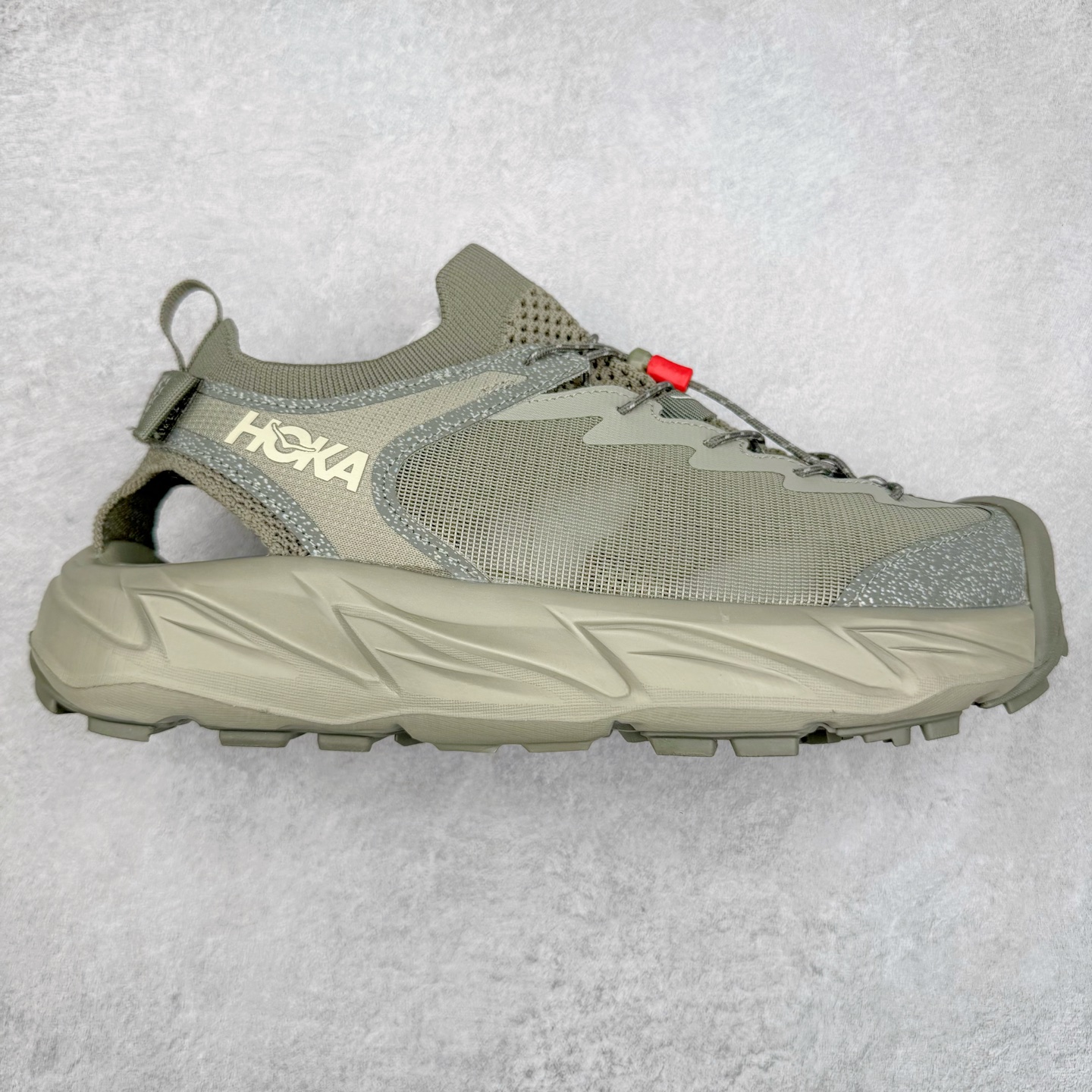 ＃HK纯原 HOKA One One Hopara Sandals 霍帕拉系列水路两用溯溪涉水休闲户外露营凉鞋 作为先锋品牌的 HOKA ONE ONE总是以独特的方式 HOPA RA是一款溯溪鞋 又名排水鞋 可长期用于涉水和溯溪 保护脚底和脚趾的安全和舒适 鞋面材料速干 透气 耐磨 鞋底防滑 耐磨 抓地能力强 出于安全考虑 设计要求较高 涉水溯溪过程中 水 泥沙 可以直接从鞋内大孔排出 细纹鞋底使在岩石上抓地能力强 避免打滑 而上路后 鞋面具有快干透气等优点 尺码：36 36.5 37.5 38 39 40 40.5 41 42 42.5 43 44 45-选品中心