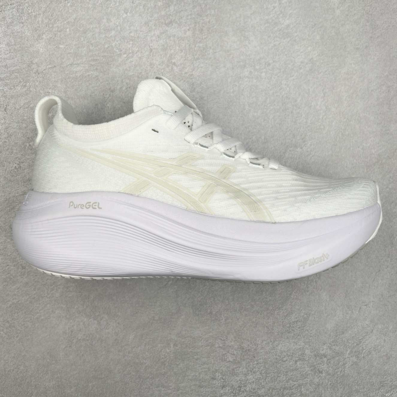 Asics GEL-Nimbus 27 亚瑟士缓震跑鞋 近年复古风潮的势头很旺 ASICS一直坚信保持身体的健康与活力是打造健康快乐的生活方式的最佳途径 ASICS为复古鞋型注入新设计 为玩家的街头穿搭提供了更多可能 GEL-NIMBUSTM9运动鞋最初是为中立和仰卧跑步者设计的长距离训练器 采用原始材料和关键细节重新设计 其Y2K时代的工业外观也被大胆的对比和色块所抵消 尺码：36 36.5 37.5 38 38.5 39 40 40.5 41.5 42 42.5 43.5 44 44.5 45-选品中心