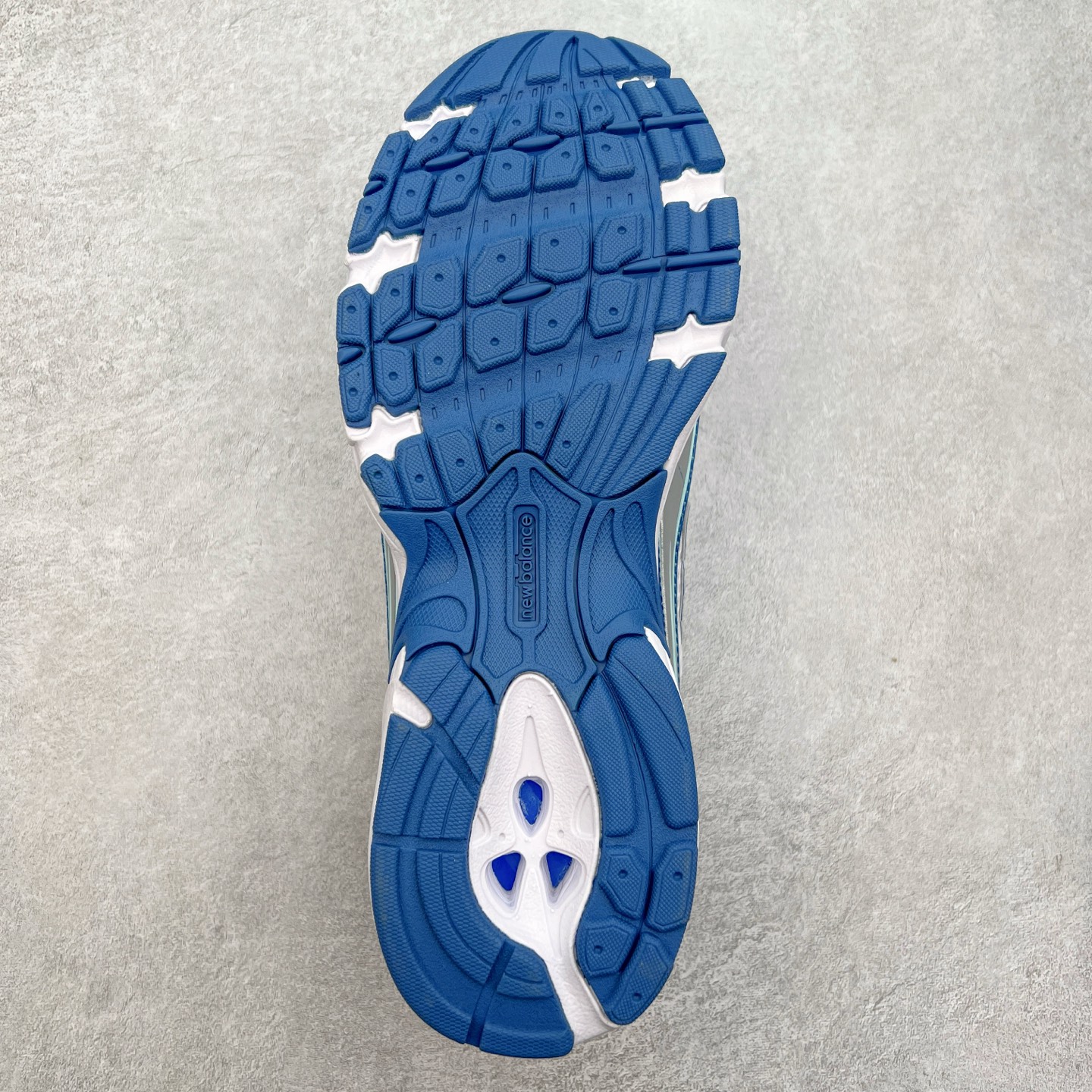 图片[9]-New Balance MR740 NB新百伦系列复古老爹风休闲运动慢跑鞋 采用轻质牛剖革拼接透气网眼衬垫织物鞋面材质 T-Beam大底提供足步弓支撑 保持步态稳定#后跟搭载外露缓震胶 鞋身整体以各种深浅不一的灰色覆盖 鞋头以淡蓝色调装饰，网眼衬垫通过不规律的色块实现做旧的美感 泛黄的鞋底更是进一步增添了复古气息 尺码：36 37 37.5 38 38.5 39.5 40 40.5 41.5 42 42.5 43 44 44.5 45-选品中心