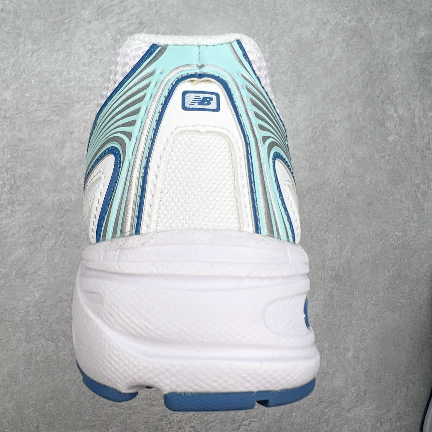 图片[8]-New Balance MR740 NB新百伦系列复古老爹风休闲运动慢跑鞋 采用轻质牛剖革拼接透气网眼衬垫织物鞋面材质 T-Beam大底提供足步弓支撑 保持步态稳定#后跟搭载外露缓震胶 鞋身整体以各种深浅不一的灰色覆盖 鞋头以淡蓝色调装饰，网眼衬垫通过不规律的色块实现做旧的美感 泛黄的鞋底更是进一步增添了复古气息 尺码：36 37 37.5 38 38.5 39.5 40 40.5 41.5 42 42.5 43 44 44.5 45-选品中心