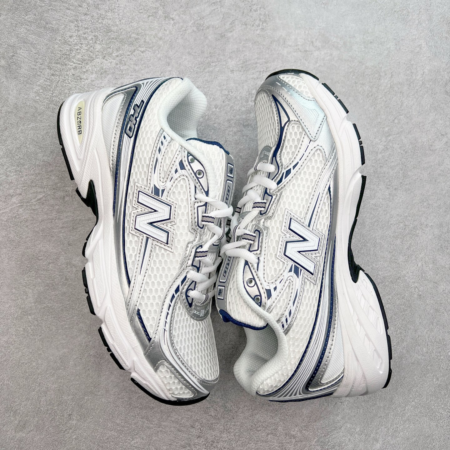 图片[3]-New Balance MR740 NB新百伦系列复古老爹风休闲运动慢跑鞋 采用轻质牛剖革拼接透气网眼衬垫织物鞋面材质 T-Beam大底提供足步弓支撑 保持步态稳定#后跟搭载外露缓震胶 鞋身整体以各种深浅不一的灰色覆盖 鞋头以淡蓝色调装饰，网眼衬垫通过不规律的色块实现做旧的美感 泛黄的鞋底更是进一步增添了复古气息 尺码：36 37 37.5 38 38.5 39.5 40 40.5 41.5 42 42.5 43 44 44.5 45-选品中心