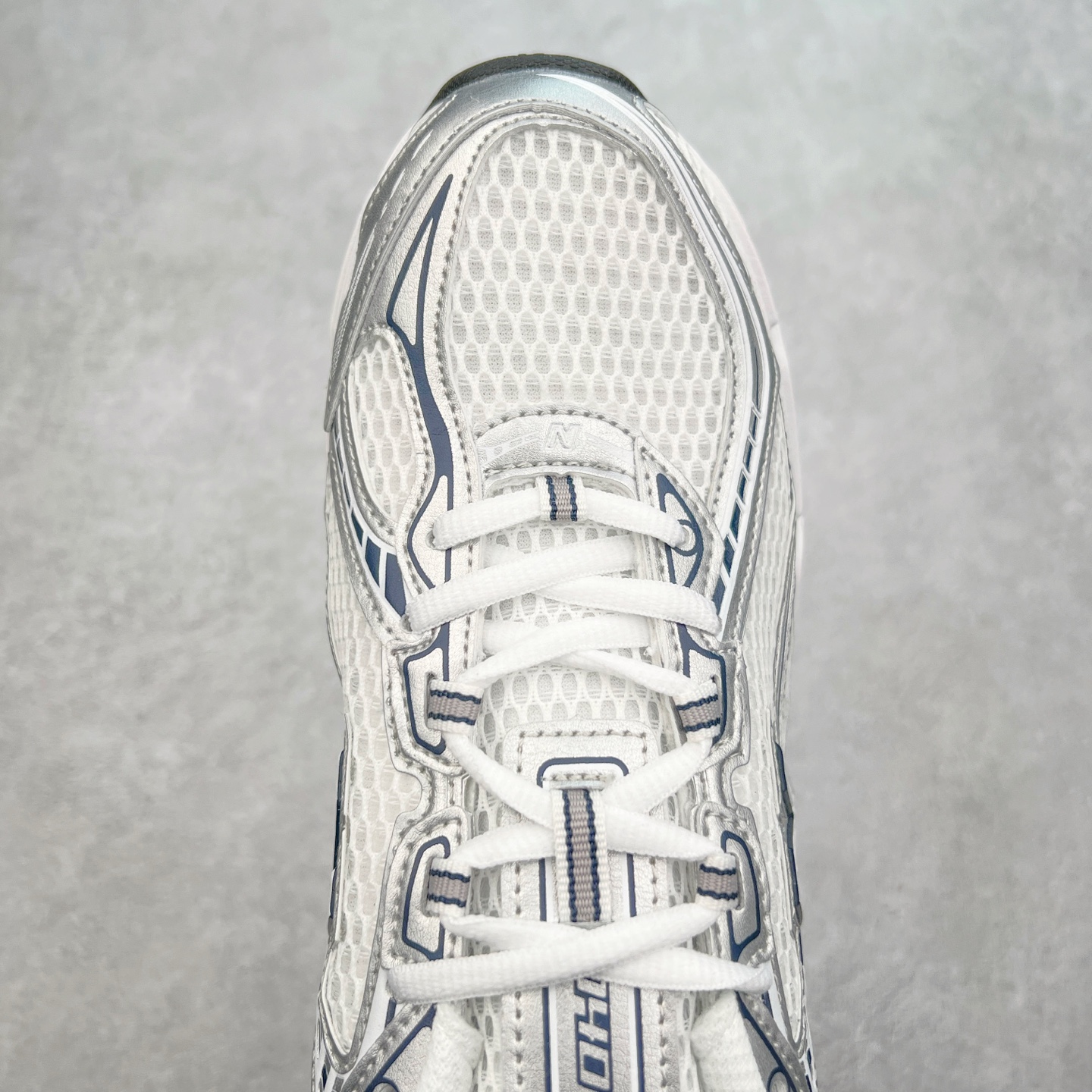 图片[4]-New Balance MR740 NB新百伦系列复古老爹风休闲运动慢跑鞋 采用轻质牛剖革拼接透气网眼衬垫织物鞋面材质 T-Beam大底提供足步弓支撑 保持步态稳定#后跟搭载外露缓震胶 鞋身整体以各种深浅不一的灰色覆盖 鞋头以淡蓝色调装饰，网眼衬垫通过不规律的色块实现做旧的美感 泛黄的鞋底更是进一步增添了复古气息 尺码：36 37 37.5 38 38.5 39.5 40 40.5 41.5 42 42.5 43 44 44.5 45-选品中心