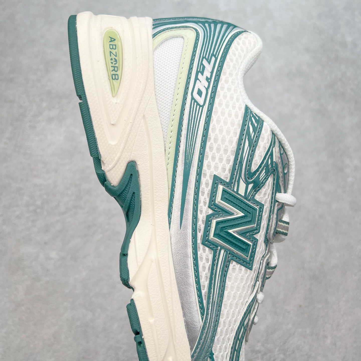 图片[6]-＃福利特价 New Balance MR740 NB新百伦系列复古老爹风休闲运动慢跑鞋 采用轻质牛剖革拼接透气网眼衬垫织物鞋面材质 T-Beam大底提供足步弓支撑 保持步态稳定#后跟搭载外露缓震胶 鞋身整体以各种深浅不一的灰色覆盖 鞋头以淡蓝色调装饰，网眼衬垫通过不规律的色块实现做旧的美感 泛黄的鞋底更是进一步增添了复古气息 尺码：36 37 37.5 38 38.5 39.5 40 40.5 41.5 42 42.5 43 44 45-选品中心