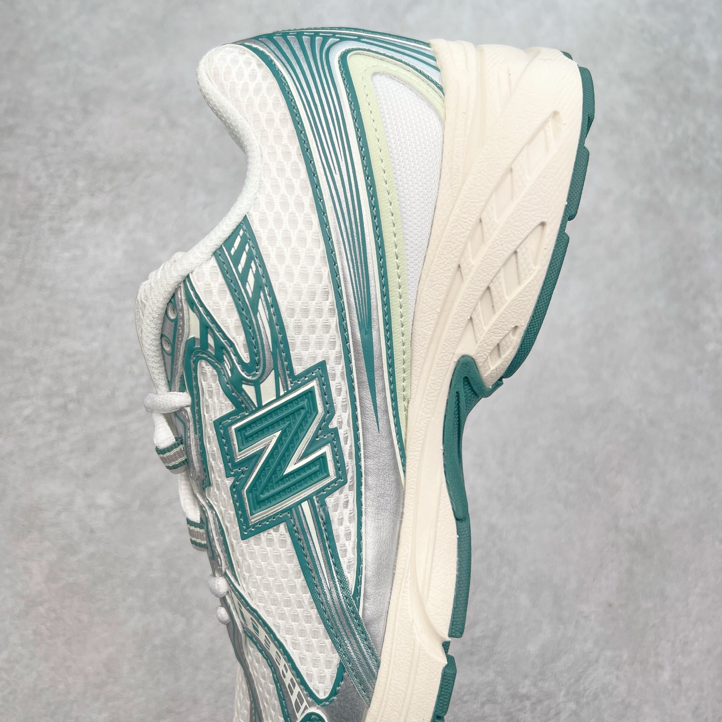 图片[7]-＃福利特价 New Balance MR740 NB新百伦系列复古老爹风休闲运动慢跑鞋 采用轻质牛剖革拼接透气网眼衬垫织物鞋面材质 T-Beam大底提供足步弓支撑 保持步态稳定#后跟搭载外露缓震胶 鞋身整体以各种深浅不一的灰色覆盖 鞋头以淡蓝色调装饰，网眼衬垫通过不规律的色块实现做旧的美感 泛黄的鞋底更是进一步增添了复古气息 尺码：36 37 37.5 38 38.5 39.5 40 40.5 41.5 42 42.5 43 44 45-选品中心