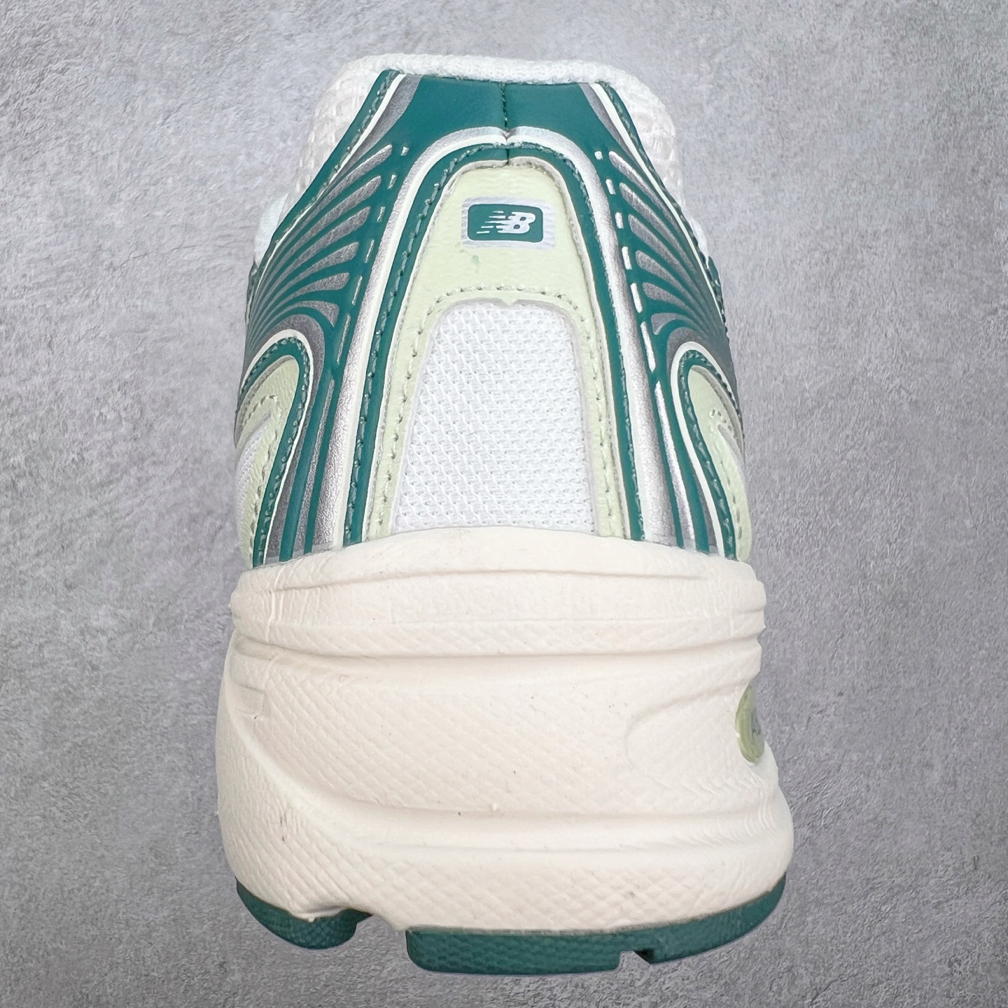 图片[8]-＃福利特价 New Balance MR740 NB新百伦系列复古老爹风休闲运动慢跑鞋 采用轻质牛剖革拼接透气网眼衬垫织物鞋面材质 T-Beam大底提供足步弓支撑 保持步态稳定#后跟搭载外露缓震胶 鞋身整体以各种深浅不一的灰色覆盖 鞋头以淡蓝色调装饰，网眼衬垫通过不规律的色块实现做旧的美感 泛黄的鞋底更是进一步增添了复古气息 尺码：36 37 37.5 38 38.5 39.5 40 40.5 41.5 42 42.5 43 44 45-选品中心