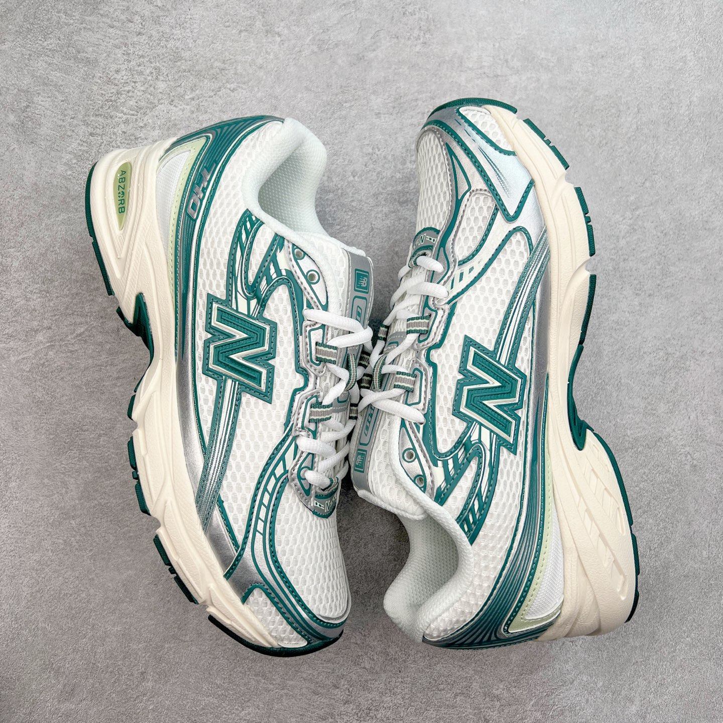 图片[3]-＃福利特价 New Balance MR740 NB新百伦系列复古老爹风休闲运动慢跑鞋 采用轻质牛剖革拼接透气网眼衬垫织物鞋面材质 T-Beam大底提供足步弓支撑 保持步态稳定#后跟搭载外露缓震胶 鞋身整体以各种深浅不一的灰色覆盖 鞋头以淡蓝色调装饰，网眼衬垫通过不规律的色块实现做旧的美感 泛黄的鞋底更是进一步增添了复古气息 尺码：36 37 37.5 38 38.5 39.5 40 40.5 41.5 42 42.5 43 44 45-选品中心