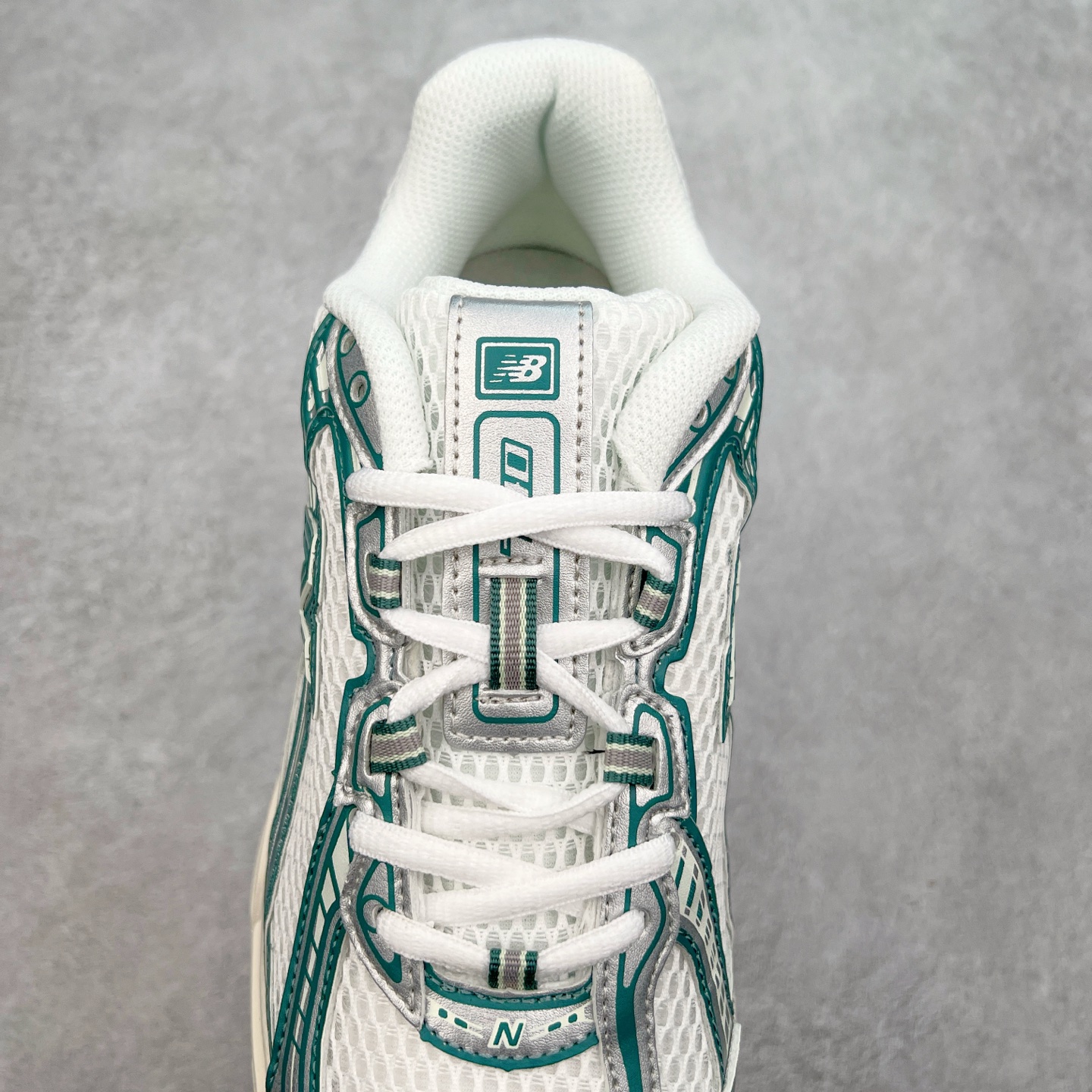 图片[5]-＃福利特价 New Balance MR740 NB新百伦系列复古老爹风休闲运动慢跑鞋 采用轻质牛剖革拼接透气网眼衬垫织物鞋面材质 T-Beam大底提供足步弓支撑 保持步态稳定#后跟搭载外露缓震胶 鞋身整体以各种深浅不一的灰色覆盖 鞋头以淡蓝色调装饰，网眼衬垫通过不规律的色块实现做旧的美感 泛黄的鞋底更是进一步增添了复古气息 尺码：36 37 37.5 38 38.5 39.5 40 40.5 41.5 42 42.5 43 44 45-选品中心