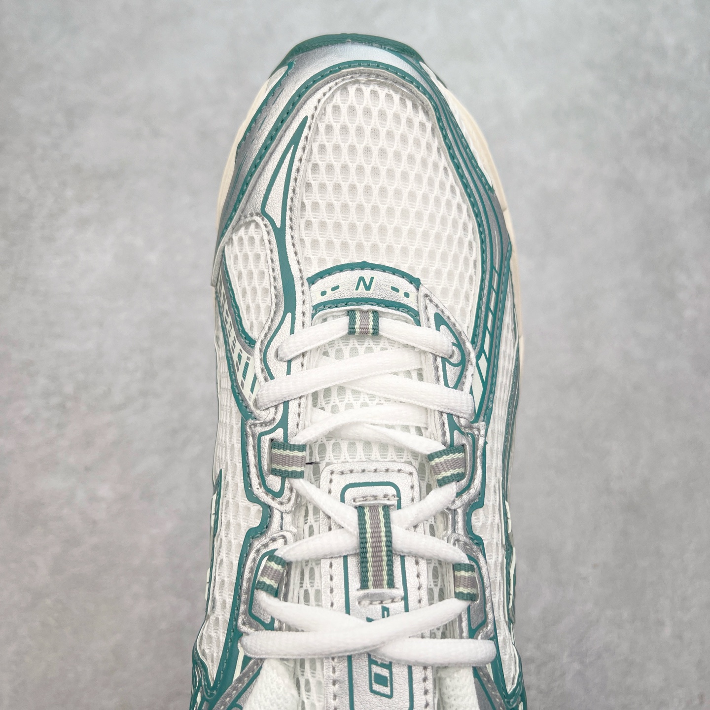 图片[4]-＃福利特价 New Balance MR740 NB新百伦系列复古老爹风休闲运动慢跑鞋 采用轻质牛剖革拼接透气网眼衬垫织物鞋面材质 T-Beam大底提供足步弓支撑 保持步态稳定#后跟搭载外露缓震胶 鞋身整体以各种深浅不一的灰色覆盖 鞋头以淡蓝色调装饰，网眼衬垫通过不规律的色块实现做旧的美感 泛黄的鞋底更是进一步增添了复古气息 尺码：36 37 37.5 38 38.5 39.5 40 40.5 41.5 42 42.5 43 44 45-选品中心