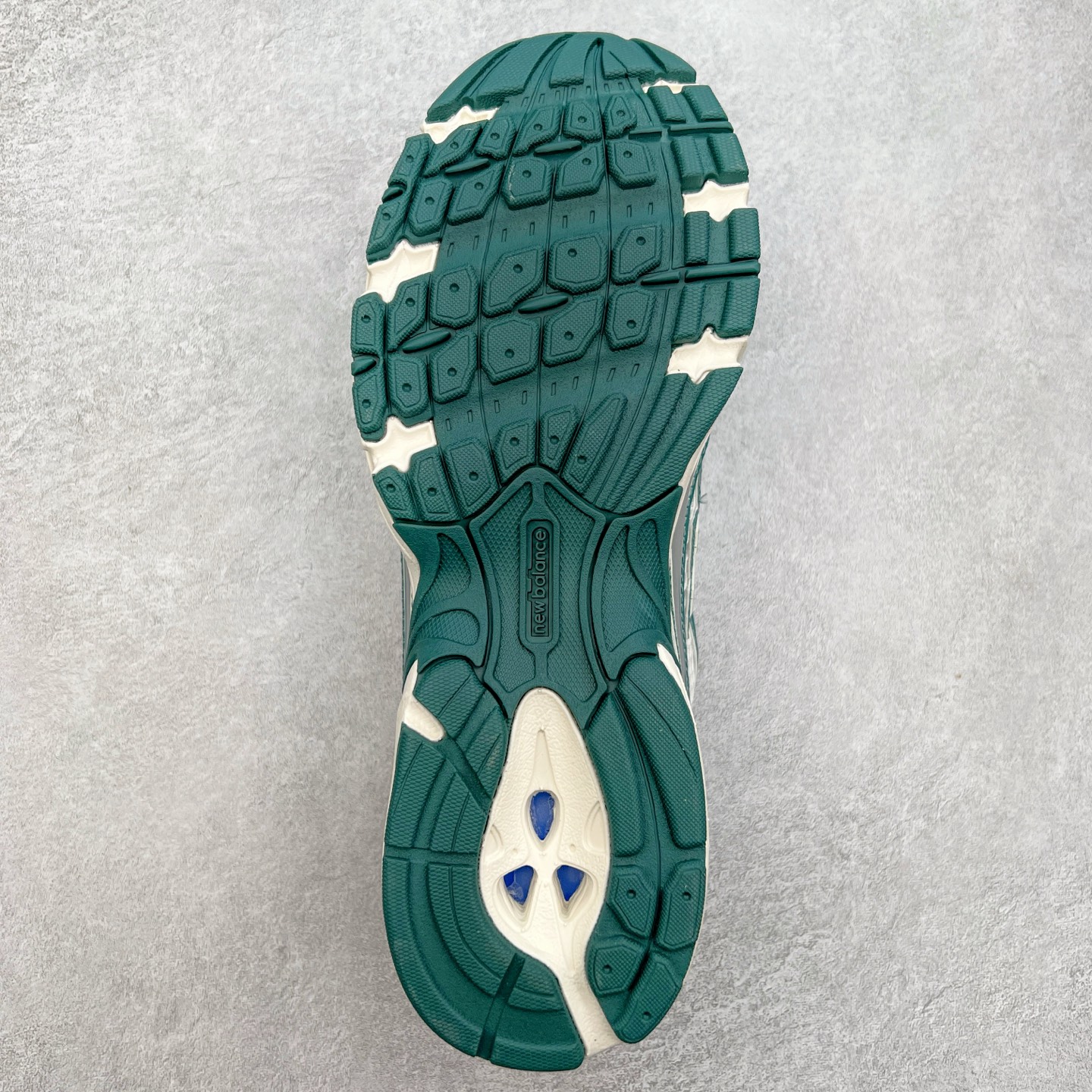 图片[9]-＃福利特价 New Balance MR740 NB新百伦系列复古老爹风休闲运动慢跑鞋 采用轻质牛剖革拼接透气网眼衬垫织物鞋面材质 T-Beam大底提供足步弓支撑 保持步态稳定#后跟搭载外露缓震胶 鞋身整体以各种深浅不一的灰色覆盖 鞋头以淡蓝色调装饰，网眼衬垫通过不规律的色块实现做旧的美感 泛黄的鞋底更是进一步增添了复古气息 尺码：36 37 37.5 38 38.5 39.5 40 40.5 41.5 42 42.5 43 44 45-选品中心