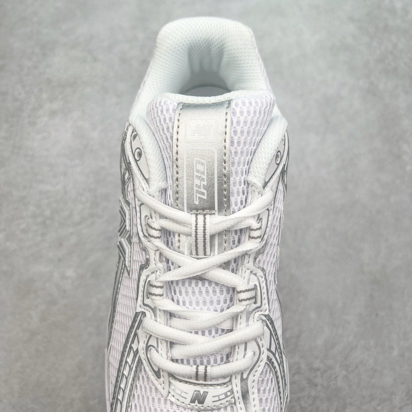 图片[5]-＃福利特价 New Balance MR740 NB新百伦系列复古老爹风休闲运动慢跑鞋 采用轻质牛剖革拼接透气网眼衬垫织物鞋面材质 T-Beam大底提供足步弓支撑 保持步态稳定#后跟搭载外露缓震胶 鞋身整体以各种深浅不一的灰色覆盖 鞋头以淡蓝色调装饰，网眼衬垫通过不规律的色块实现做旧的美感 泛黄的鞋底更是进一步增添了复古气息 尺码：36 37 37.5 38 38.5 39.5 40 40.5 41.5 42 42.5 43 44 45-选品中心