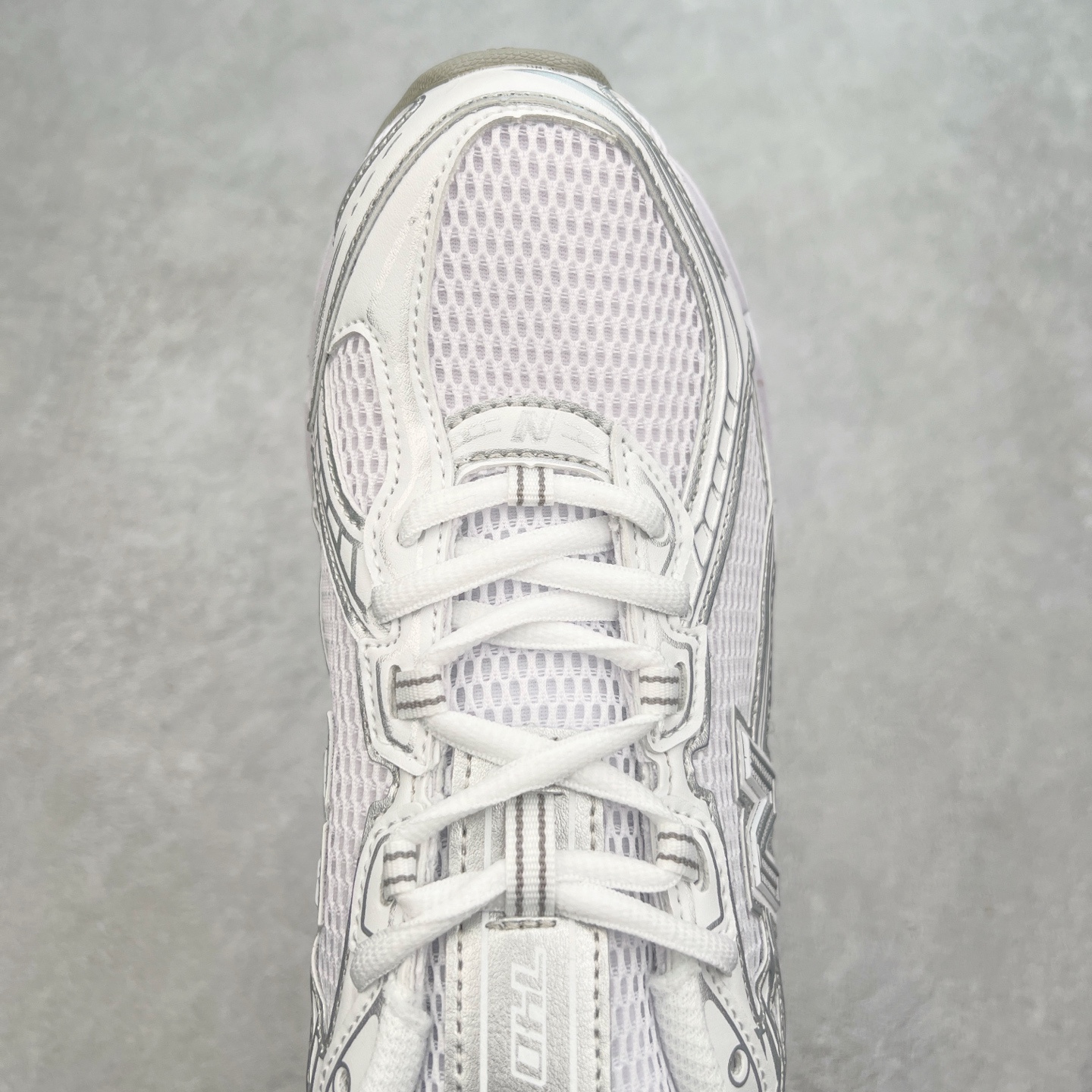 图片[4]-＃福利特价 New Balance MR740 NB新百伦系列复古老爹风休闲运动慢跑鞋 采用轻质牛剖革拼接透气网眼衬垫织物鞋面材质 T-Beam大底提供足步弓支撑 保持步态稳定#后跟搭载外露缓震胶 鞋身整体以各种深浅不一的灰色覆盖 鞋头以淡蓝色调装饰，网眼衬垫通过不规律的色块实现做旧的美感 泛黄的鞋底更是进一步增添了复古气息 尺码：36 37 37.5 38 38.5 39.5 40 40.5 41.5 42 42.5 43 44 45-选品中心