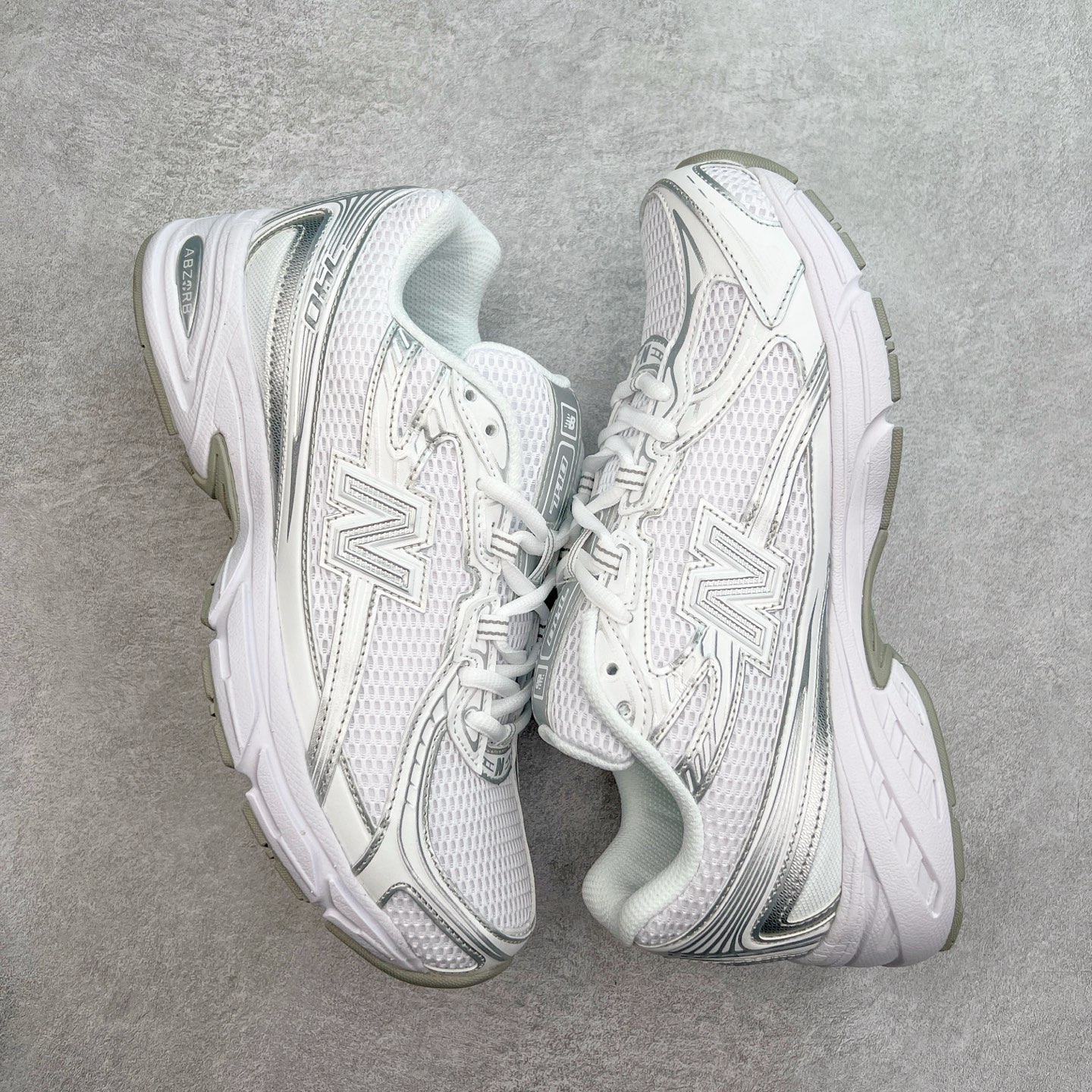 图片[3]-＃福利特价 New Balance MR740 NB新百伦系列复古老爹风休闲运动慢跑鞋 采用轻质牛剖革拼接透气网眼衬垫织物鞋面材质 T-Beam大底提供足步弓支撑 保持步态稳定#后跟搭载外露缓震胶 鞋身整体以各种深浅不一的灰色覆盖 鞋头以淡蓝色调装饰，网眼衬垫通过不规律的色块实现做旧的美感 泛黄的鞋底更是进一步增添了复古气息 尺码：36 37 37.5 38 38.5 39.5 40 40.5 41.5 42 42.5 43 44 45-选品中心