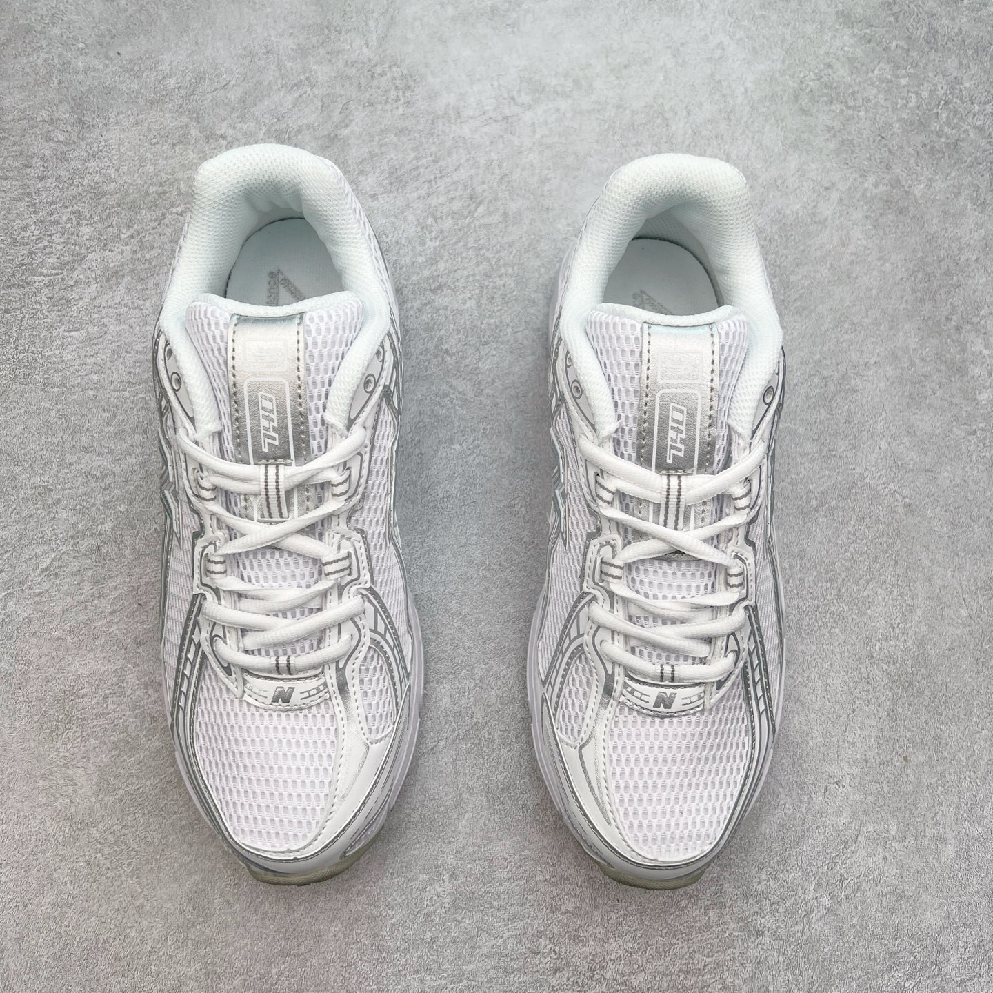 图片[2]-＃福利特价 New Balance MR740 NB新百伦系列复古老爹风休闲运动慢跑鞋 采用轻质牛剖革拼接透气网眼衬垫织物鞋面材质 T-Beam大底提供足步弓支撑 保持步态稳定#后跟搭载外露缓震胶 鞋身整体以各种深浅不一的灰色覆盖 鞋头以淡蓝色调装饰，网眼衬垫通过不规律的色块实现做旧的美感 泛黄的鞋底更是进一步增添了复古气息 尺码：36 37 37.5 38 38.5 39.5 40 40.5 41.5 42 42.5 43 44 45-选品中心