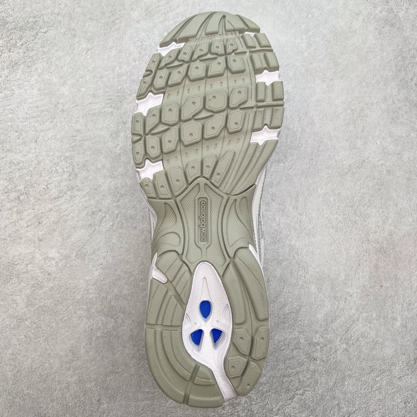 图片[9]-＃福利特价 New Balance MR740 NB新百伦系列复古老爹风休闲运动慢跑鞋 采用轻质牛剖革拼接透气网眼衬垫织物鞋面材质 T-Beam大底提供足步弓支撑 保持步态稳定#后跟搭载外露缓震胶 鞋身整体以各种深浅不一的灰色覆盖 鞋头以淡蓝色调装饰，网眼衬垫通过不规律的色块实现做旧的美感 泛黄的鞋底更是进一步增添了复古气息 尺码：36 37 37.5 38 38.5 39.5 40 40.5 41.5 42 42.5 43 44 45-选品中心