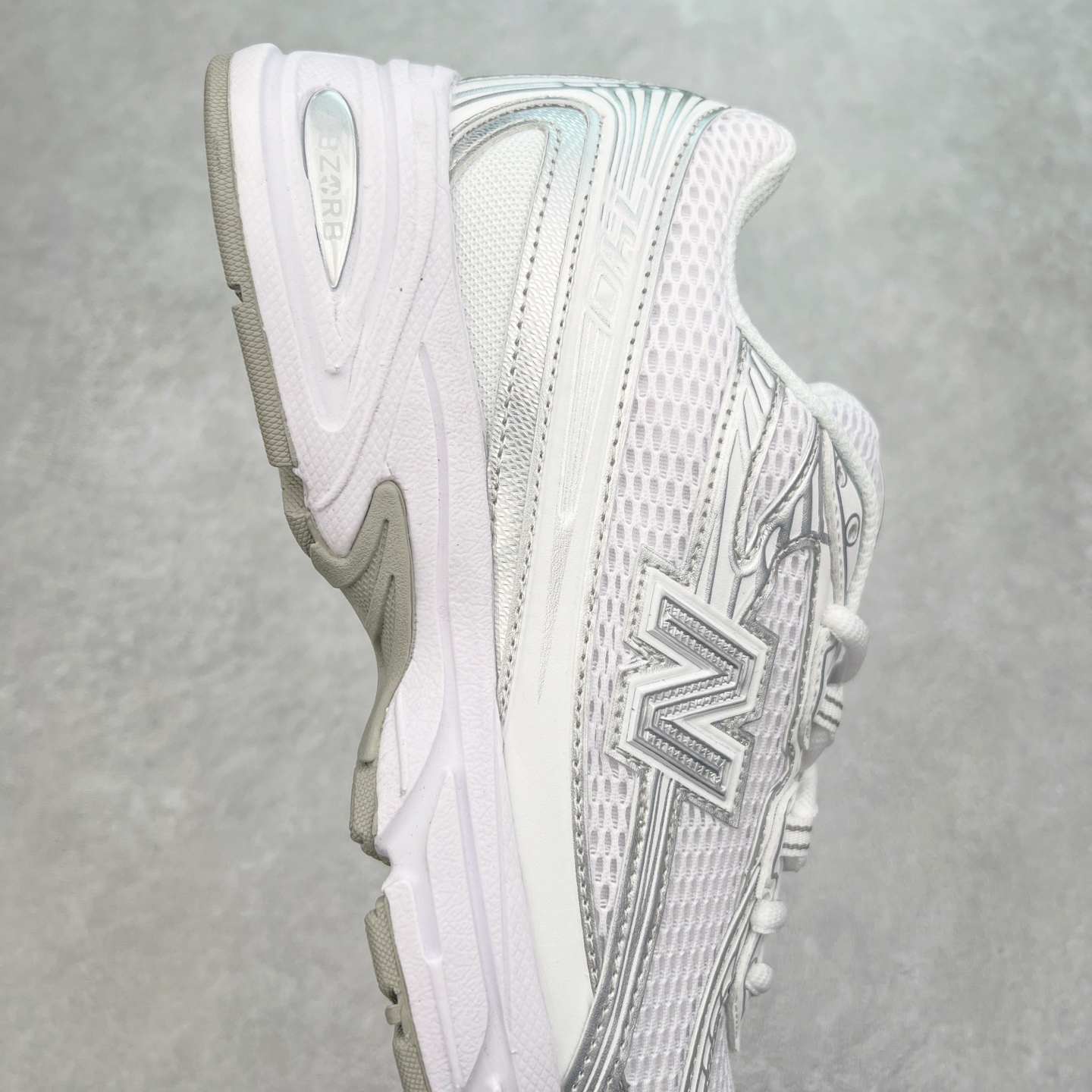 图片[6]-＃福利特价 New Balance MR740 NB新百伦系列复古老爹风休闲运动慢跑鞋 采用轻质牛剖革拼接透气网眼衬垫织物鞋面材质 T-Beam大底提供足步弓支撑 保持步态稳定#后跟搭载外露缓震胶 鞋身整体以各种深浅不一的灰色覆盖 鞋头以淡蓝色调装饰，网眼衬垫通过不规律的色块实现做旧的美感 泛黄的鞋底更是进一步增添了复古气息 尺码：36 37 37.5 38 38.5 39.5 40 40.5 41.5 42 42.5 43 44 45-选品中心