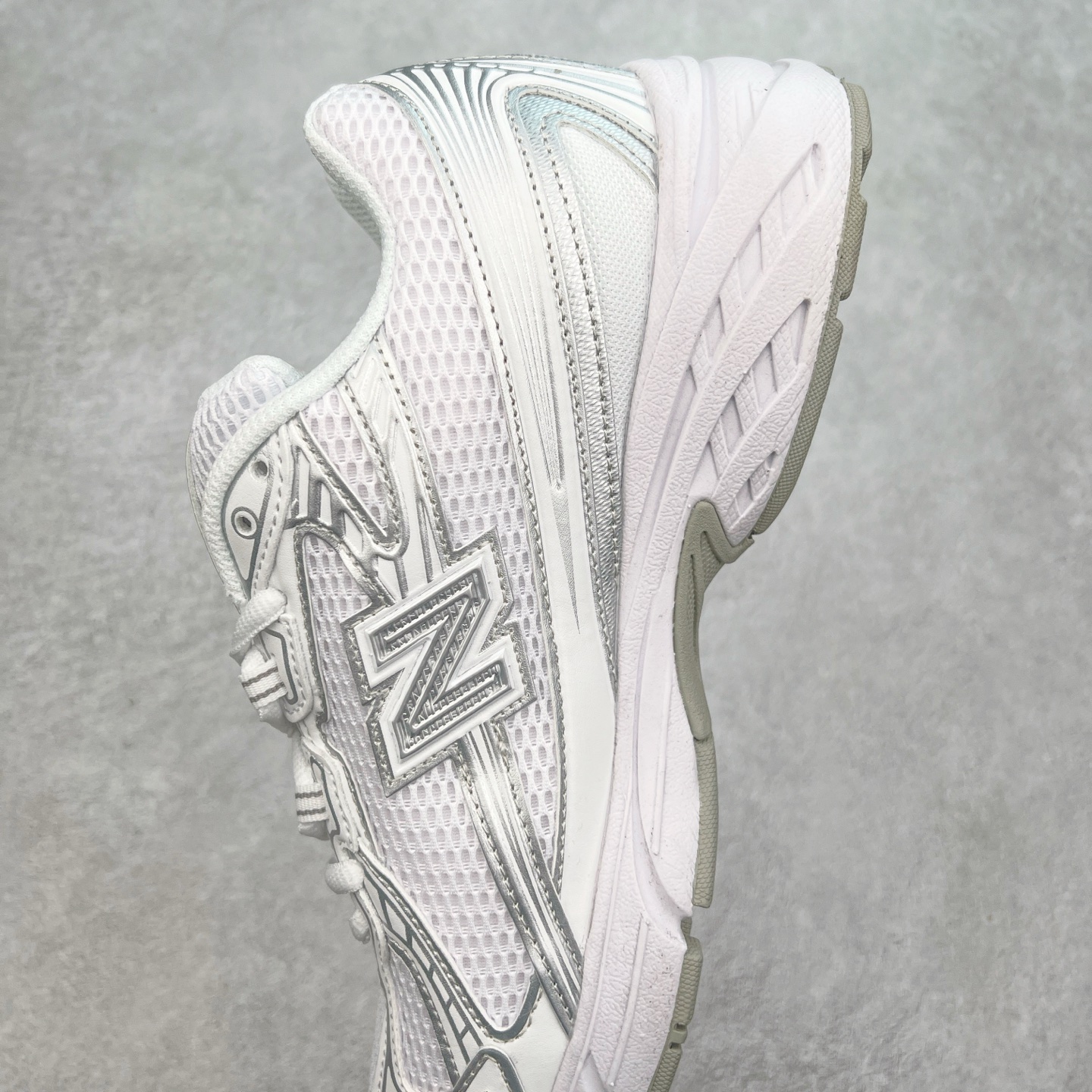 图片[7]-＃福利特价 New Balance MR740 NB新百伦系列复古老爹风休闲运动慢跑鞋 采用轻质牛剖革拼接透气网眼衬垫织物鞋面材质 T-Beam大底提供足步弓支撑 保持步态稳定#后跟搭载外露缓震胶 鞋身整体以各种深浅不一的灰色覆盖 鞋头以淡蓝色调装饰，网眼衬垫通过不规律的色块实现做旧的美感 泛黄的鞋底更是进一步增添了复古气息 尺码：36 37 37.5 38 38.5 39.5 40 40.5 41.5 42 42.5 43 44 45-选品中心