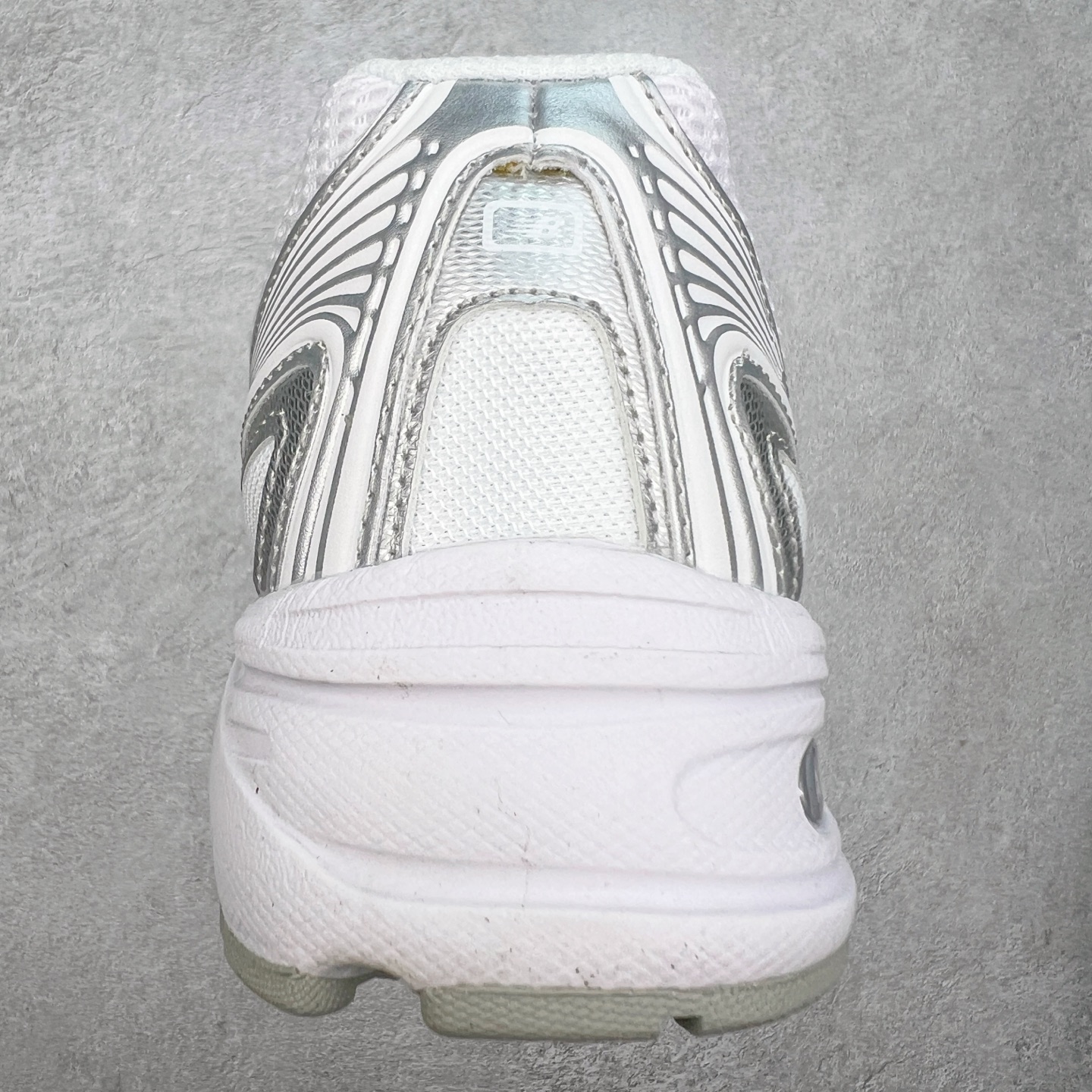 图片[8]-＃福利特价 New Balance MR740 NB新百伦系列复古老爹风休闲运动慢跑鞋 采用轻质牛剖革拼接透气网眼衬垫织物鞋面材质 T-Beam大底提供足步弓支撑 保持步态稳定#后跟搭载外露缓震胶 鞋身整体以各种深浅不一的灰色覆盖 鞋头以淡蓝色调装饰，网眼衬垫通过不规律的色块实现做旧的美感 泛黄的鞋底更是进一步增添了复古气息 尺码：36 37 37.5 38 38.5 39.5 40 40.5 41.5 42 42.5 43 44 45-选品中心