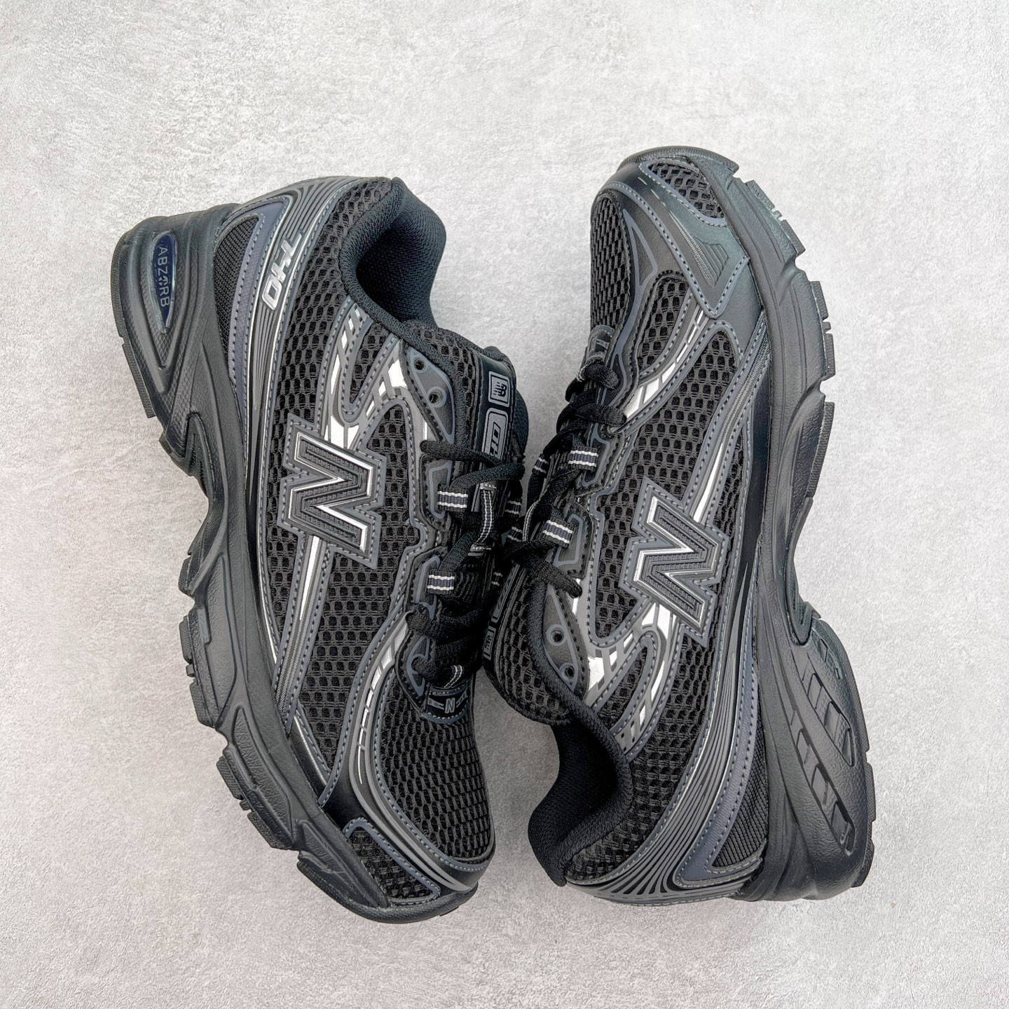 图片[3]-＃福利特价 New Balance MR740 NB新百伦系列复古老爹风休闲运动慢跑鞋 采用轻质牛剖革拼接透气网眼衬垫织物鞋面材质 T-Beam大底提供足步弓支撑 保持步态稳定#后跟搭载外露缓震胶 鞋身整体以各种深浅不一的灰色覆盖 鞋头以淡蓝色调装饰，网眼衬垫通过不规律的色块实现做旧的美感 泛黄的鞋底更是进一步增添了复古气息 尺码：36 37 37.5 38 38.5 39.5 40 40.5 41.5 42 42.5 43 44 45-选品中心