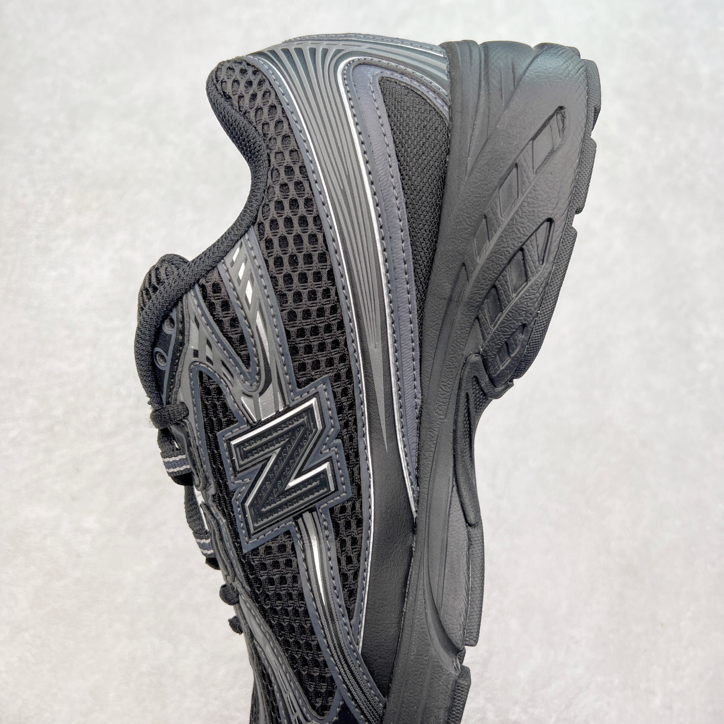 图片[7]-＃福利特价 New Balance MR740 NB新百伦系列复古老爹风休闲运动慢跑鞋 采用轻质牛剖革拼接透气网眼衬垫织物鞋面材质 T-Beam大底提供足步弓支撑 保持步态稳定#后跟搭载外露缓震胶 鞋身整体以各种深浅不一的灰色覆盖 鞋头以淡蓝色调装饰，网眼衬垫通过不规律的色块实现做旧的美感 泛黄的鞋底更是进一步增添了复古气息 尺码：36 37 37.5 38 38.5 39.5 40 40.5 41.5 42 42.5 43 44 45-选品中心