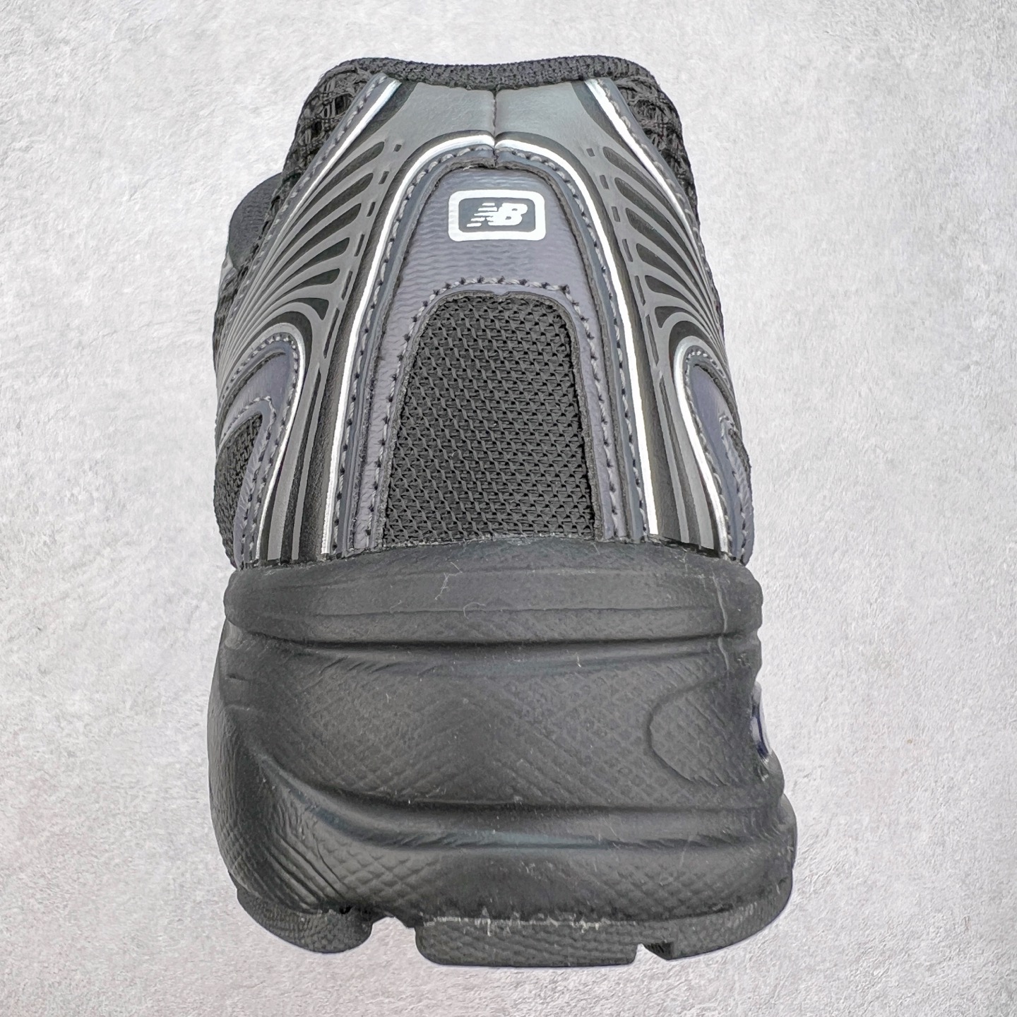 图片[8]-＃福利特价 New Balance MR740 NB新百伦系列复古老爹风休闲运动慢跑鞋 采用轻质牛剖革拼接透气网眼衬垫织物鞋面材质 T-Beam大底提供足步弓支撑 保持步态稳定#后跟搭载外露缓震胶 鞋身整体以各种深浅不一的灰色覆盖 鞋头以淡蓝色调装饰，网眼衬垫通过不规律的色块实现做旧的美感 泛黄的鞋底更是进一步增添了复古气息 尺码：36 37 37.5 38 38.5 39.5 40 40.5 41.5 42 42.5 43 44 45-选品中心