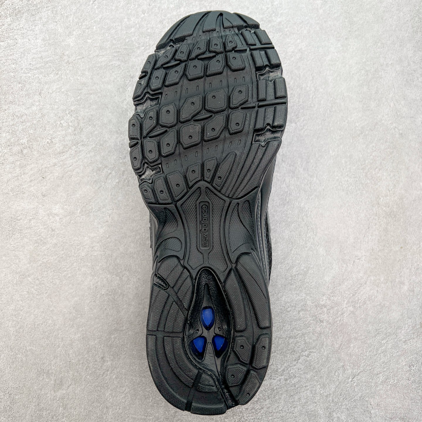 图片[9]-＃福利特价 New Balance MR740 NB新百伦系列复古老爹风休闲运动慢跑鞋 采用轻质牛剖革拼接透气网眼衬垫织物鞋面材质 T-Beam大底提供足步弓支撑 保持步态稳定#后跟搭载外露缓震胶 鞋身整体以各种深浅不一的灰色覆盖 鞋头以淡蓝色调装饰，网眼衬垫通过不规律的色块实现做旧的美感 泛黄的鞋底更是进一步增添了复古气息 尺码：36 37 37.5 38 38.5 39.5 40 40.5 41.5 42 42.5 43 44 45-选品中心