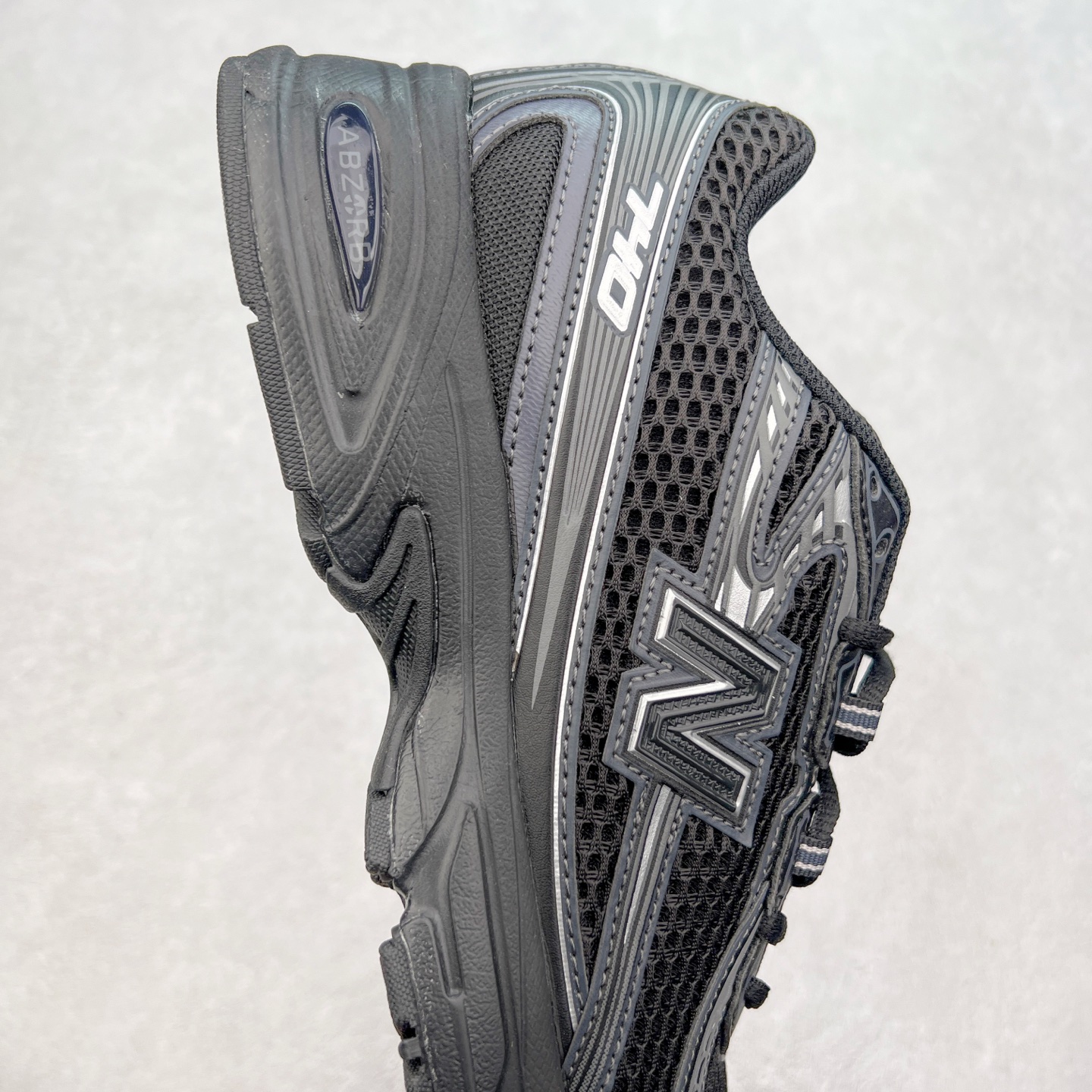图片[6]-＃福利特价 New Balance MR740 NB新百伦系列复古老爹风休闲运动慢跑鞋 采用轻质牛剖革拼接透气网眼衬垫织物鞋面材质 T-Beam大底提供足步弓支撑 保持步态稳定#后跟搭载外露缓震胶 鞋身整体以各种深浅不一的灰色覆盖 鞋头以淡蓝色调装饰，网眼衬垫通过不规律的色块实现做旧的美感 泛黄的鞋底更是进一步增添了复古气息 尺码：36 37 37.5 38 38.5 39.5 40 40.5 41.5 42 42.5 43 44 45-选品中心