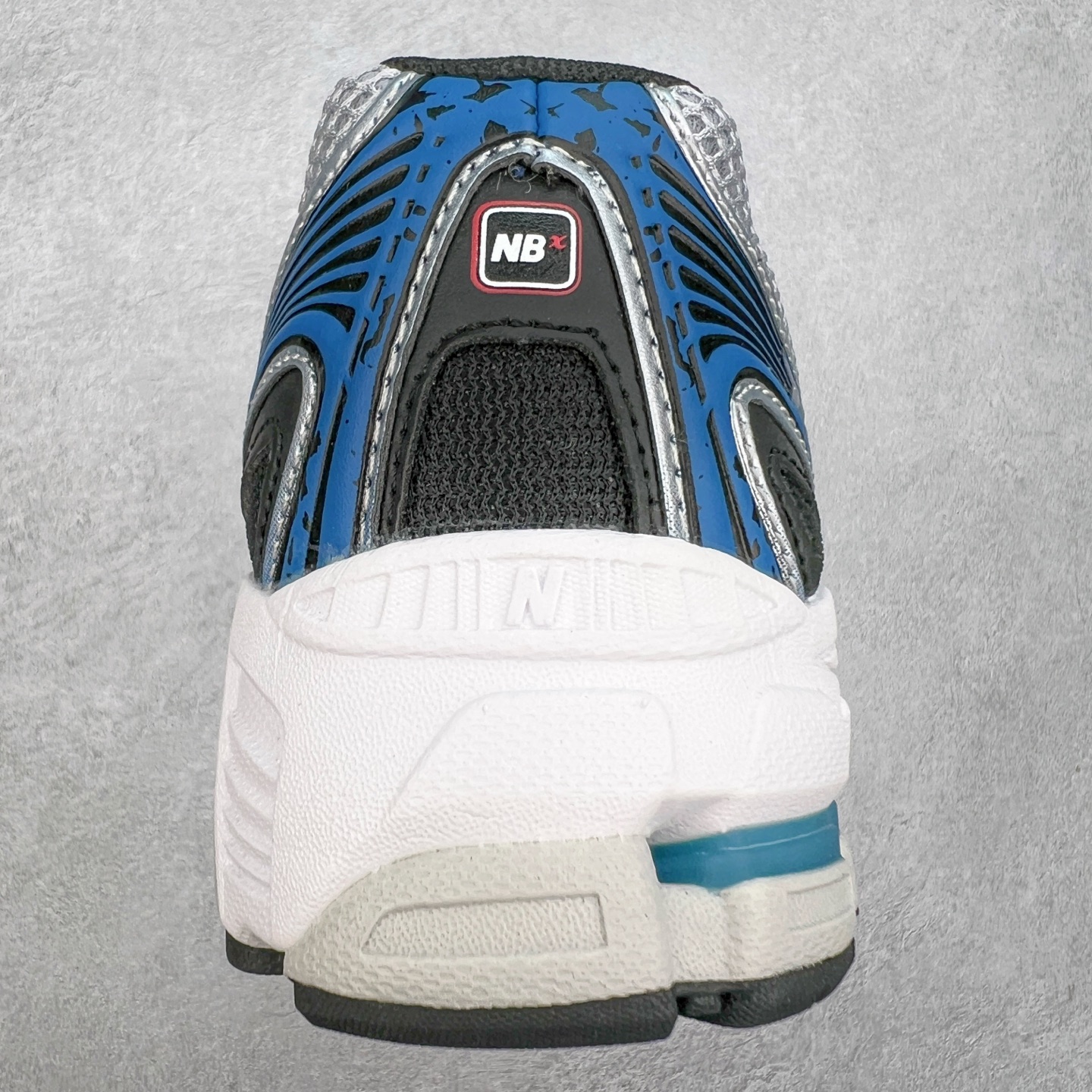 图片[8]-New Balance MR740 NB新百伦系列复古老爹风休闲运动慢跑鞋 采用轻质牛剖革拼接透气网眼衬垫织物鞋面材质 T-Beam大底提供足步弓支撑 保持步态稳定#后跟搭载外露缓震胶 鞋身整体以各种深浅不一的灰色覆盖 鞋头以淡蓝色调装饰，网眼衬垫通过不规律的色块实现做旧的美感 泛黄的鞋底更是进一步增添了复古气息 尺码：36 37 37.5 38 38.5 39.5 40 40.5 41.5 42 42.5 43 44 44.5 45-选品中心