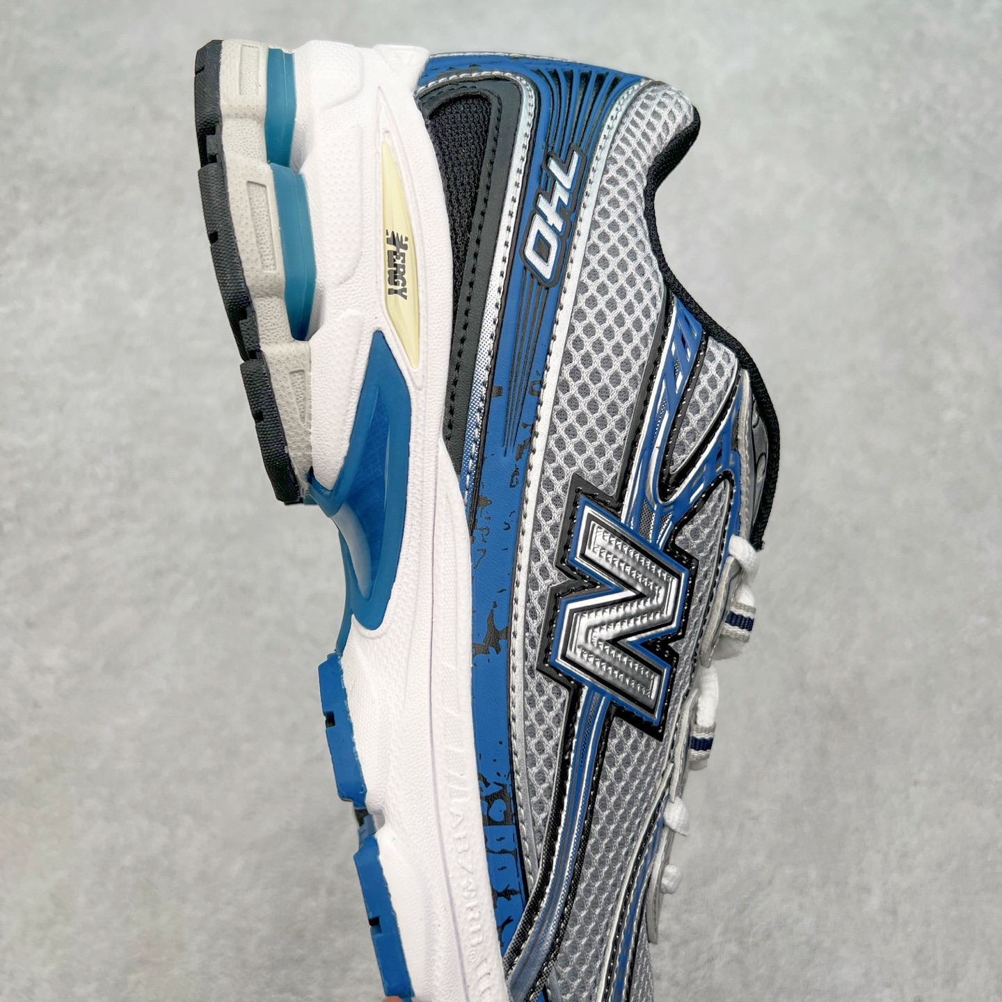 图片[6]-New Balance MR740 NB新百伦系列复古老爹风休闲运动慢跑鞋 采用轻质牛剖革拼接透气网眼衬垫织物鞋面材质 T-Beam大底提供足步弓支撑 保持步态稳定#后跟搭载外露缓震胶 鞋身整体以各种深浅不一的灰色覆盖 鞋头以淡蓝色调装饰，网眼衬垫通过不规律的色块实现做旧的美感 泛黄的鞋底更是进一步增添了复古气息 尺码：36 37 37.5 38 38.5 39.5 40 40.5 41.5 42 42.5 43 44 44.5 45-选品中心