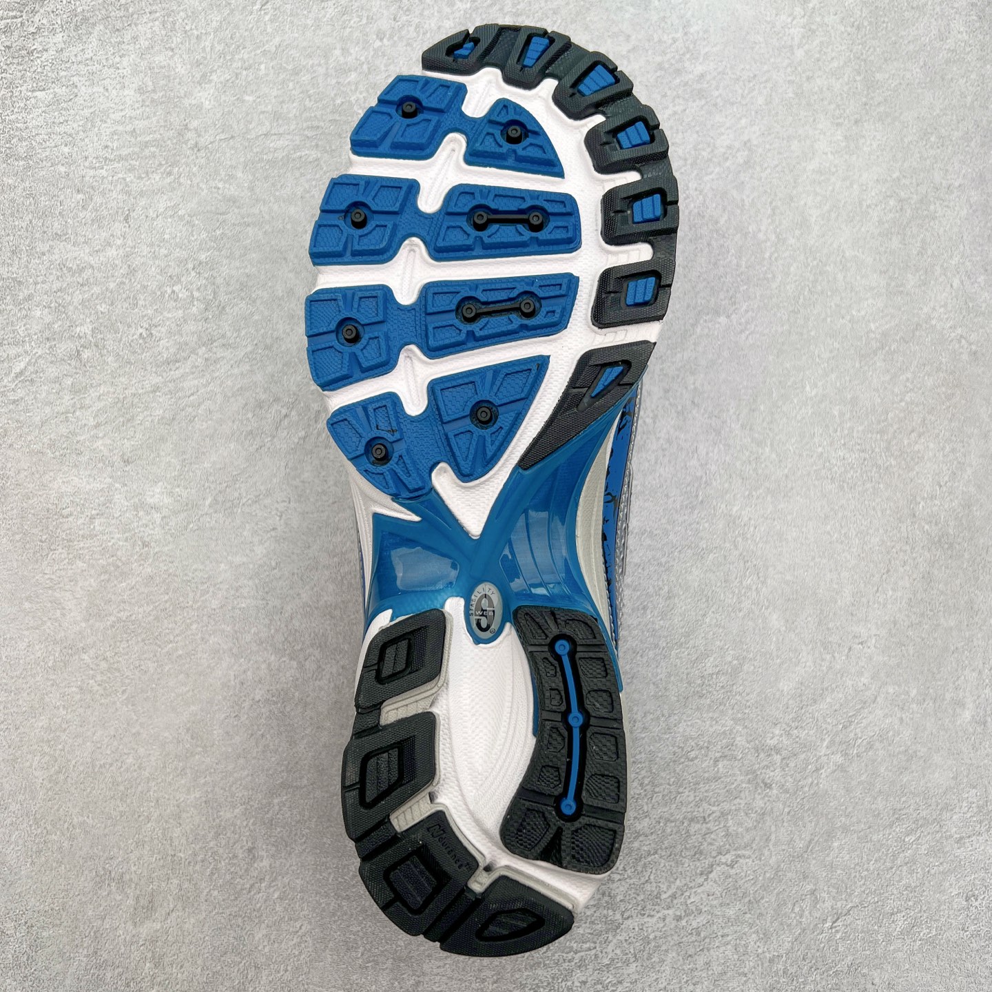 图片[9]-New Balance MR740 NB新百伦系列复古老爹风休闲运动慢跑鞋 采用轻质牛剖革拼接透气网眼衬垫织物鞋面材质 T-Beam大底提供足步弓支撑 保持步态稳定#后跟搭载外露缓震胶 鞋身整体以各种深浅不一的灰色覆盖 鞋头以淡蓝色调装饰，网眼衬垫通过不规律的色块实现做旧的美感 泛黄的鞋底更是进一步增添了复古气息 尺码：36 37 37.5 38 38.5 39.5 40 40.5 41.5 42 42.5 43 44 44.5 45-选品中心